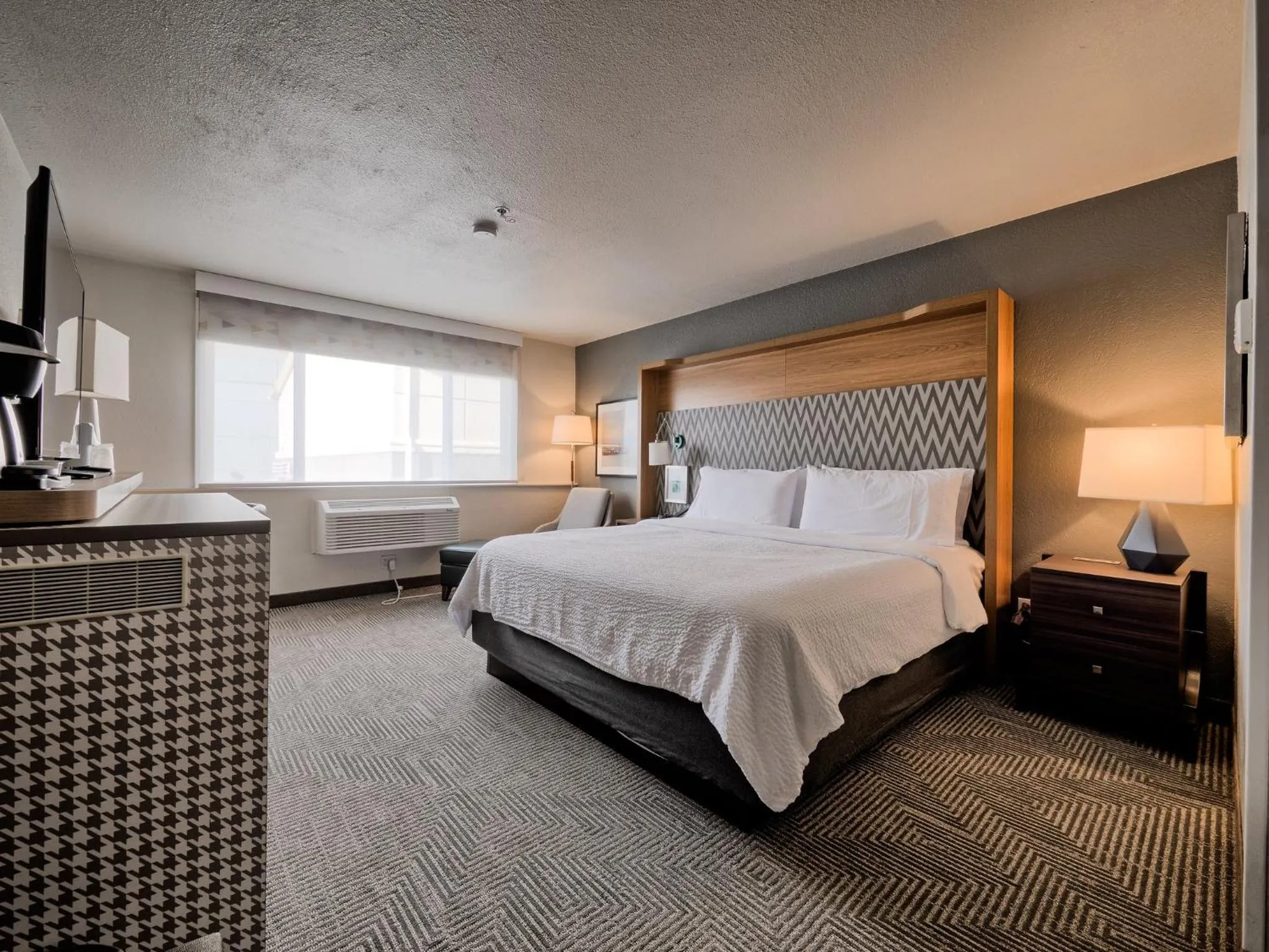 Photo of the whole room, Bed in Holiday Inn Tacoma Mall by IHG