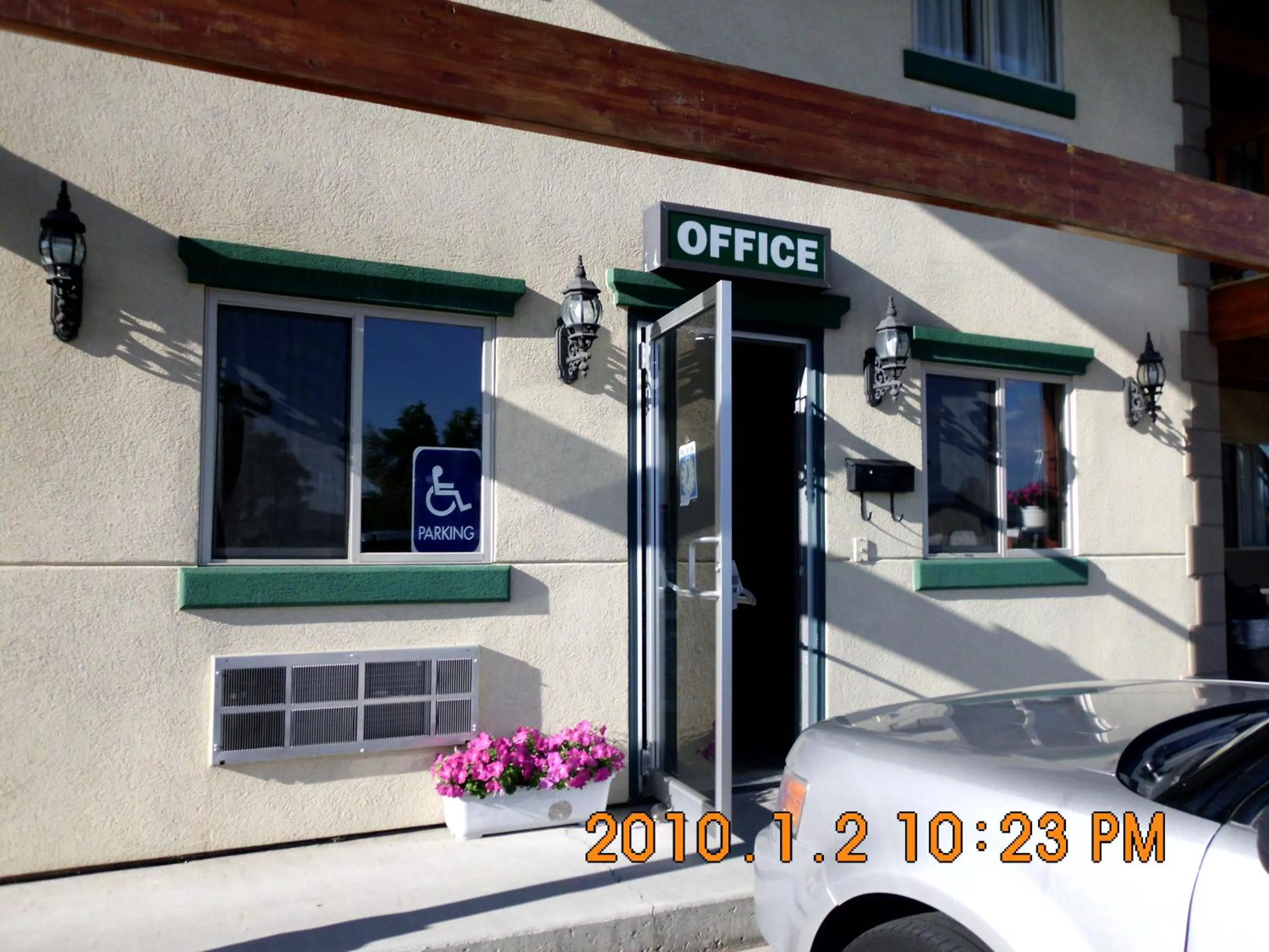 Facade/entrance in Green Gables Inn