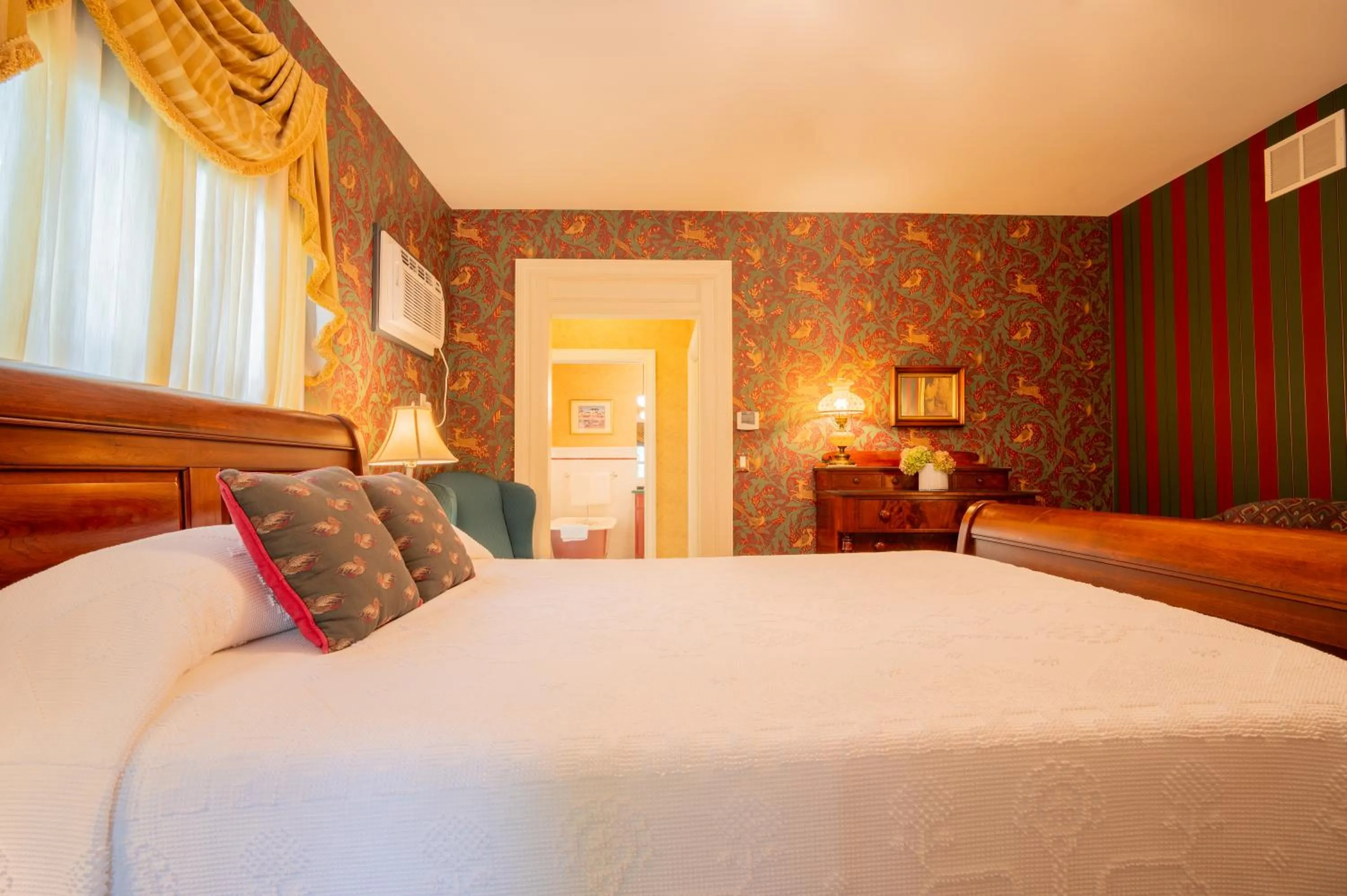 Photo of the whole room, Bed in The Winstead Inn