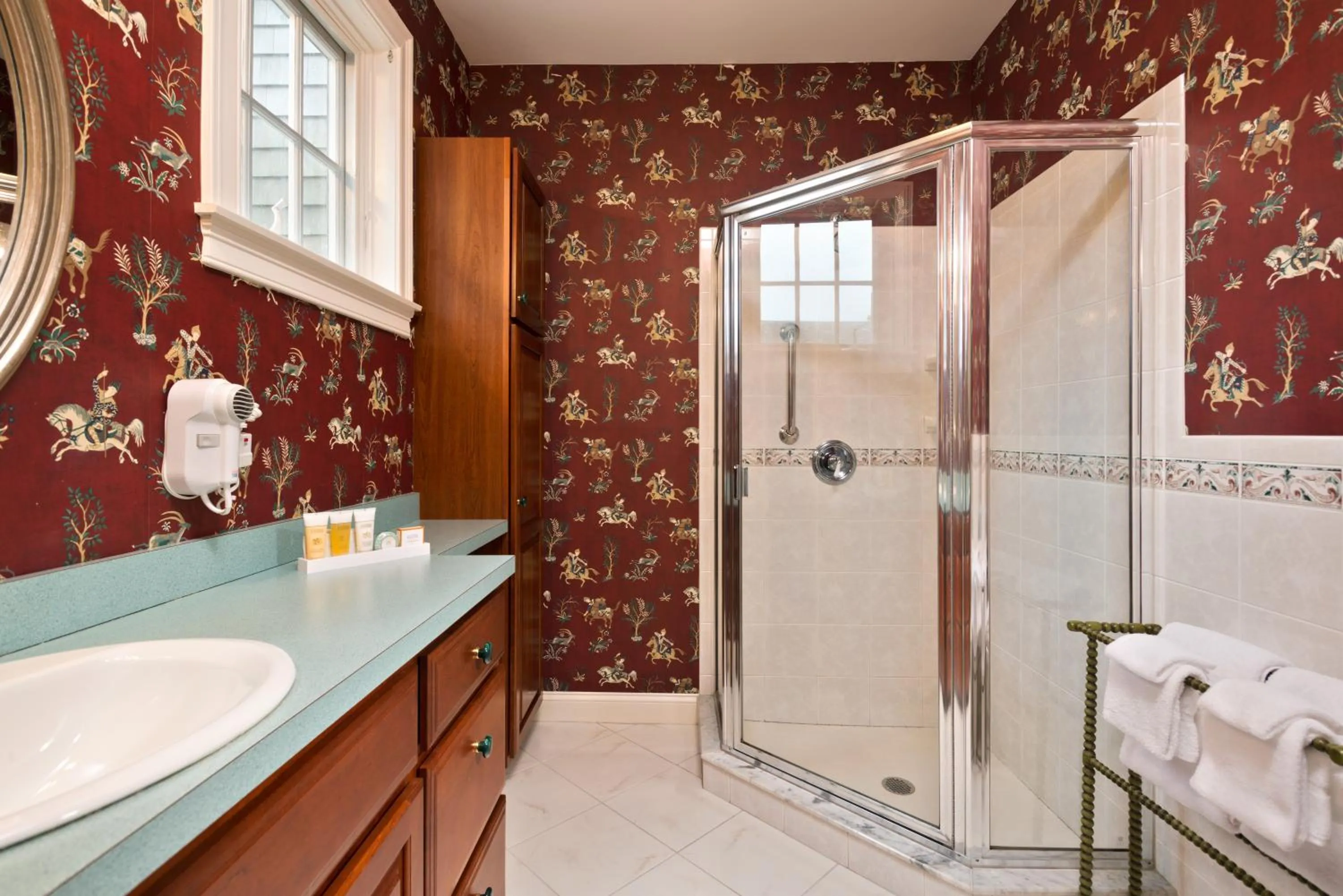 Queen Room with Pool View - Winstead Inn in The Winstead Inn