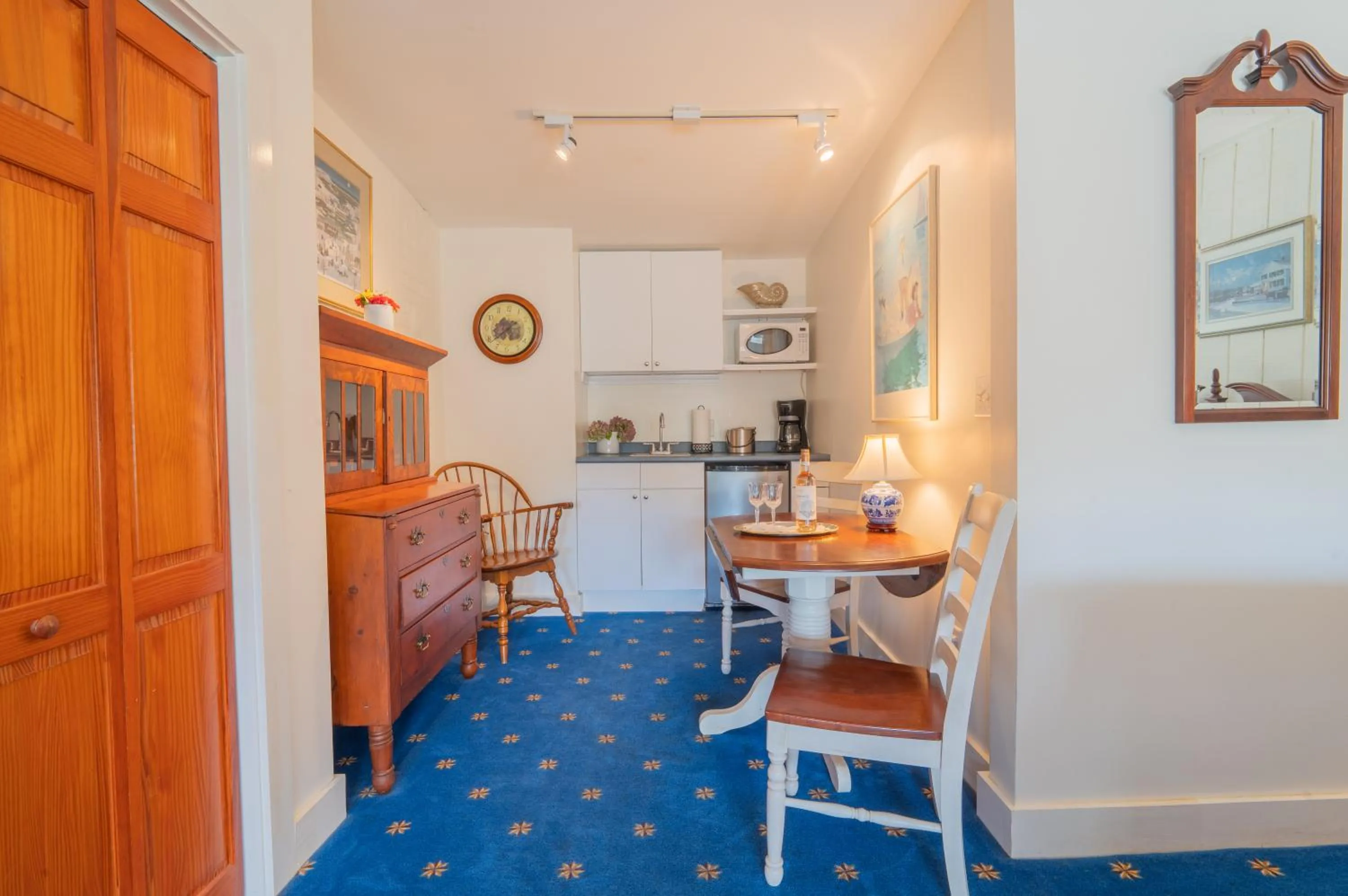 Kitchen or kitchenette in The Winstead Inn