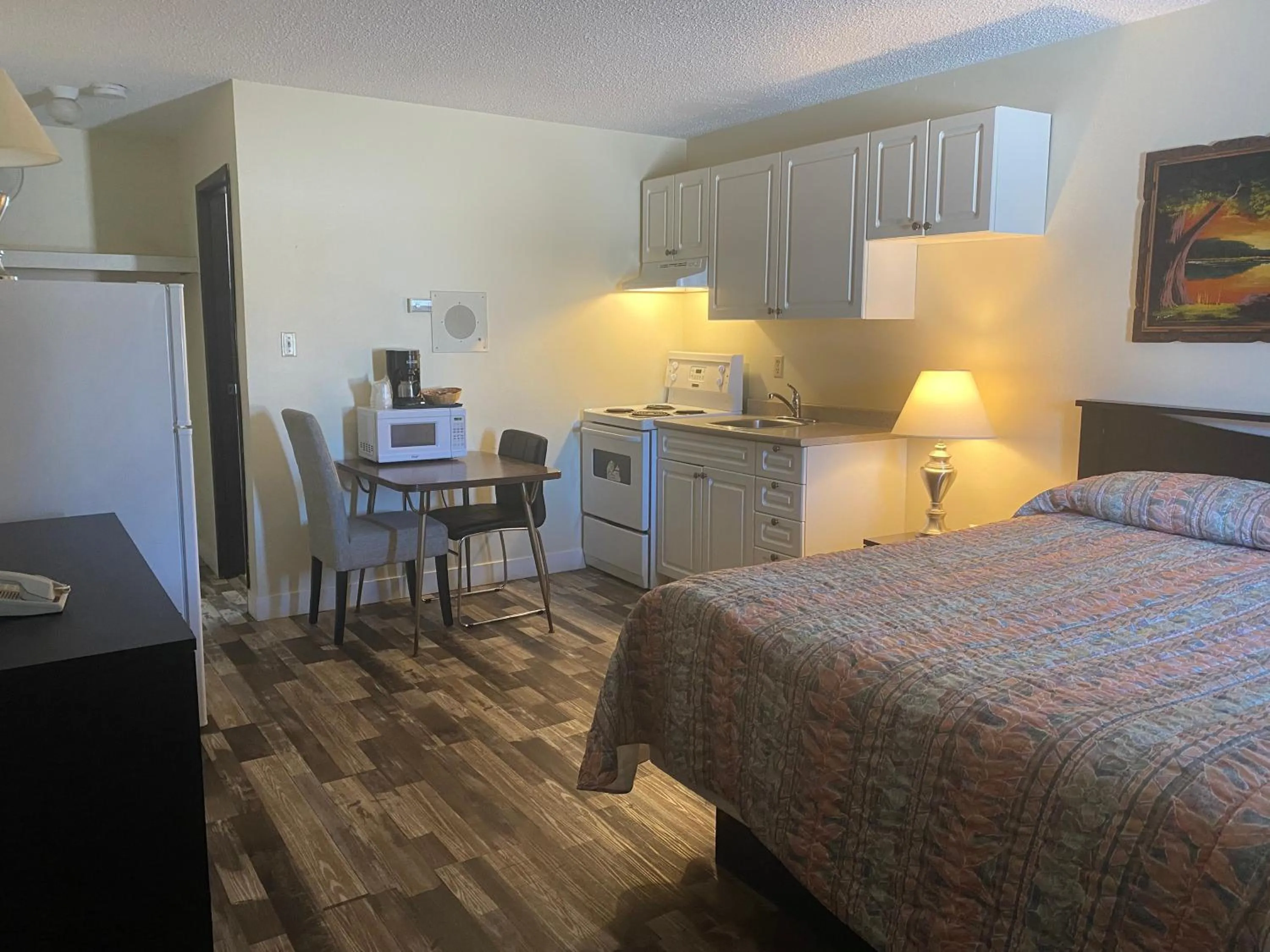 Kitchen or kitchenette, Bed in Pleasant Valley Motel Houston