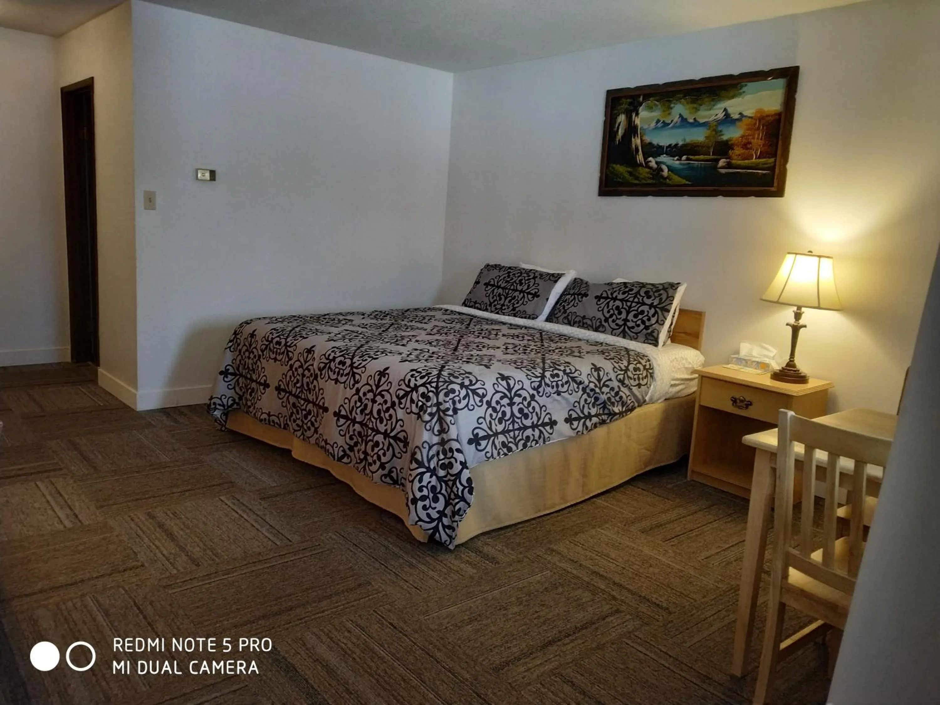 Bed in Pleasant Valley Motel Houston