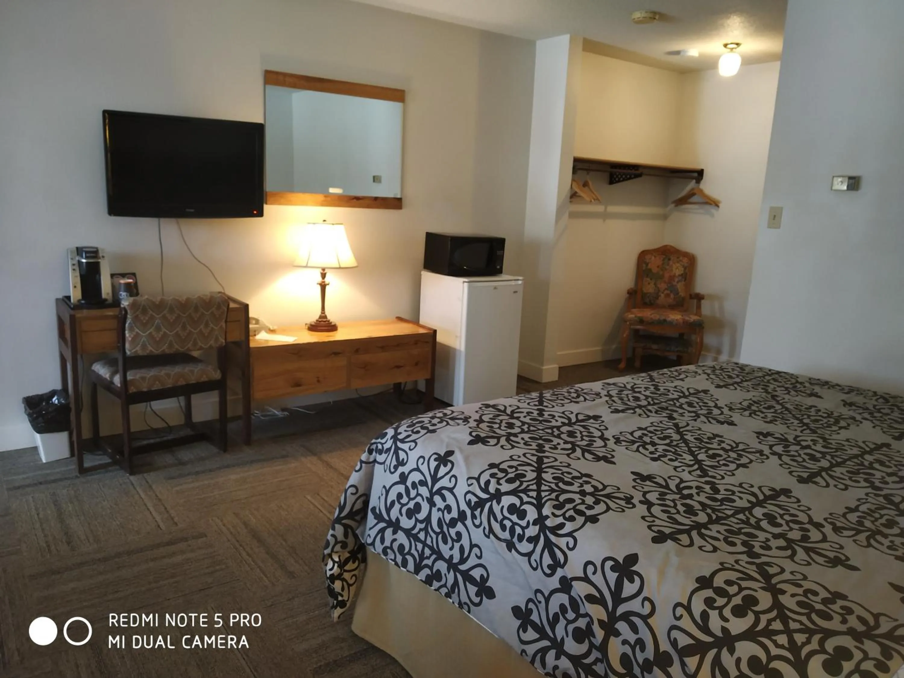 TV and multimedia, Bed in Pleasant Valley Motel Houston