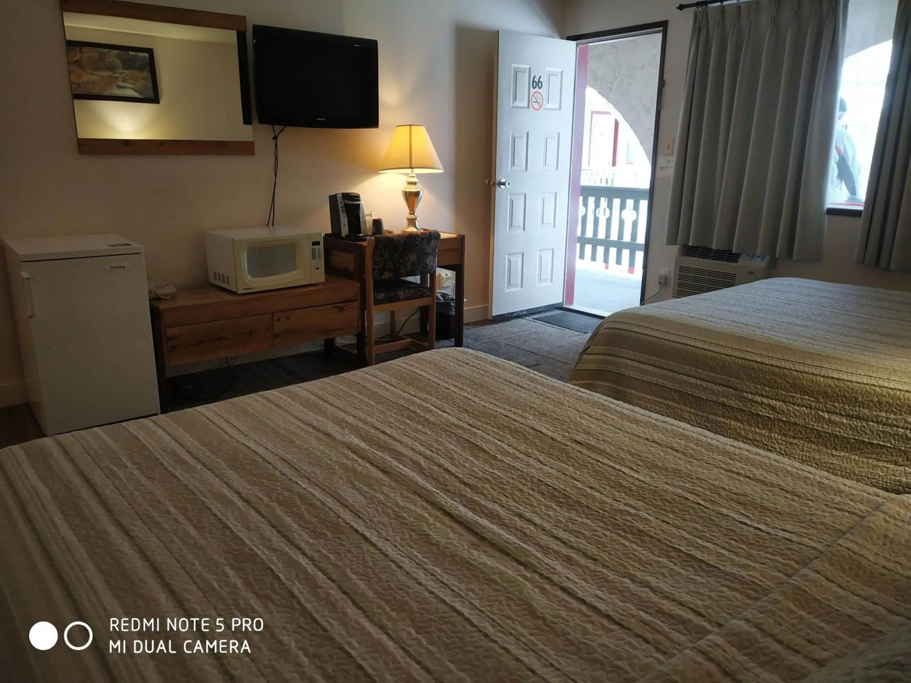 TV and multimedia, Bed in Pleasant Valley Motel Houston