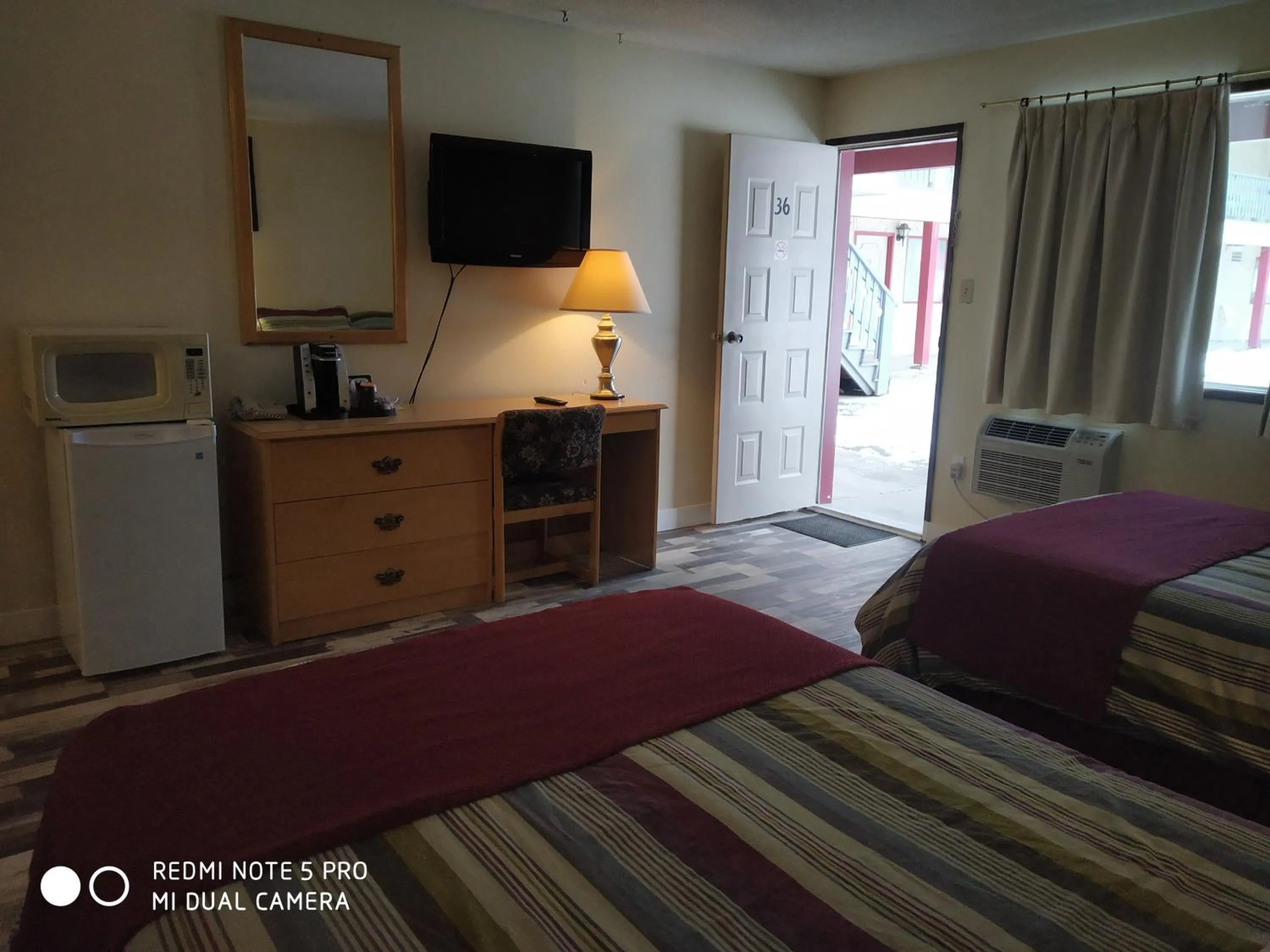 TV and multimedia, Bed in Pleasant Valley Motel Houston