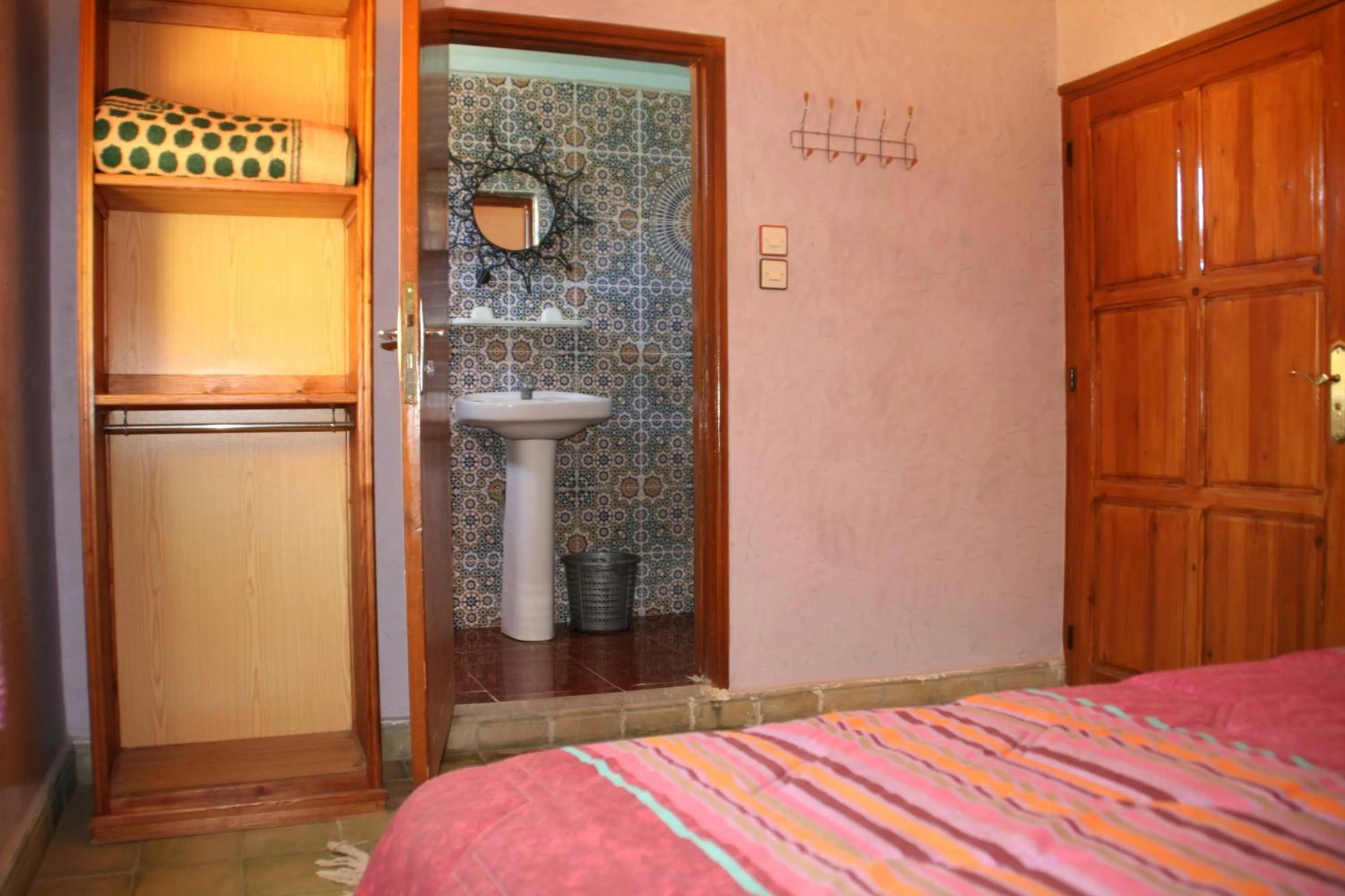 Photo of the whole room, Bed in Auberge Restaurant le Safran