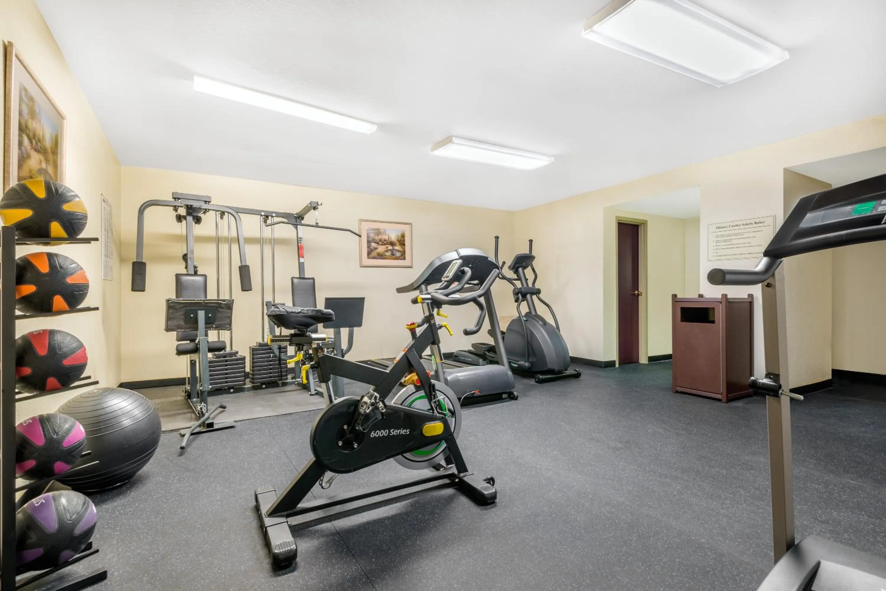 Fitness centre/facilities in Days Inn by Wyndham Indianapolis Northeast