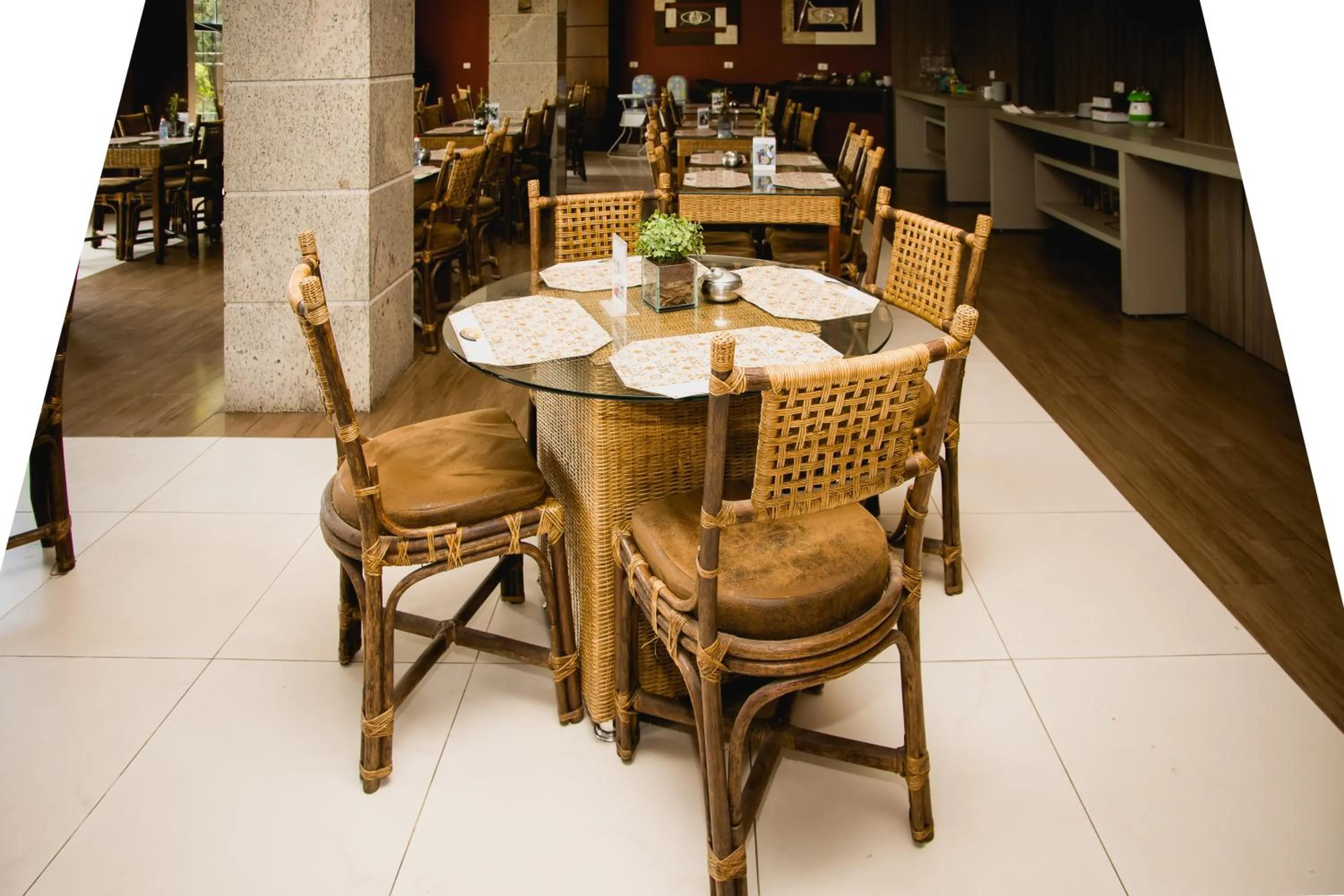 Restaurant/places to eat in Class Hotel Passos