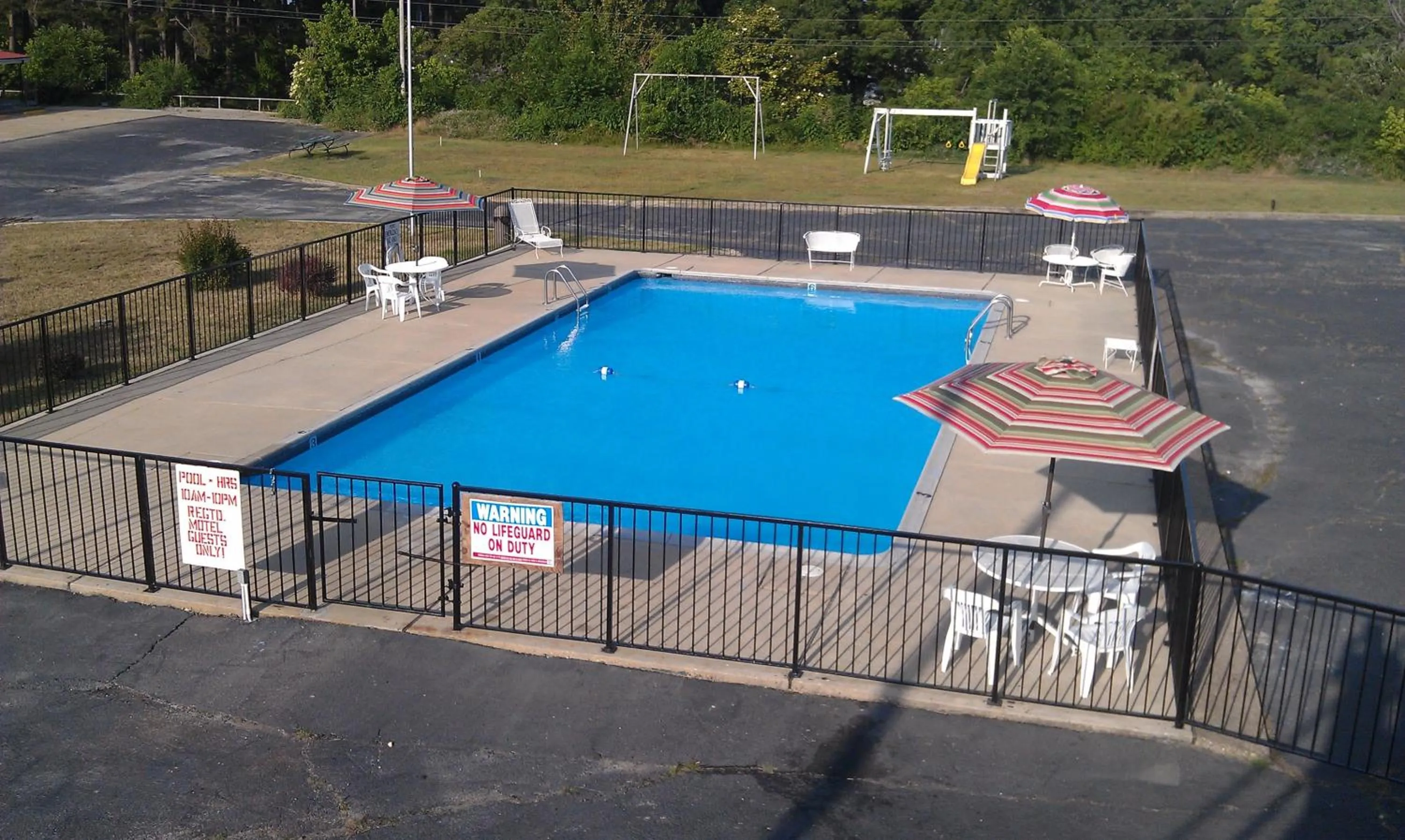 Swimming pool in Family Budget Inn Harrison