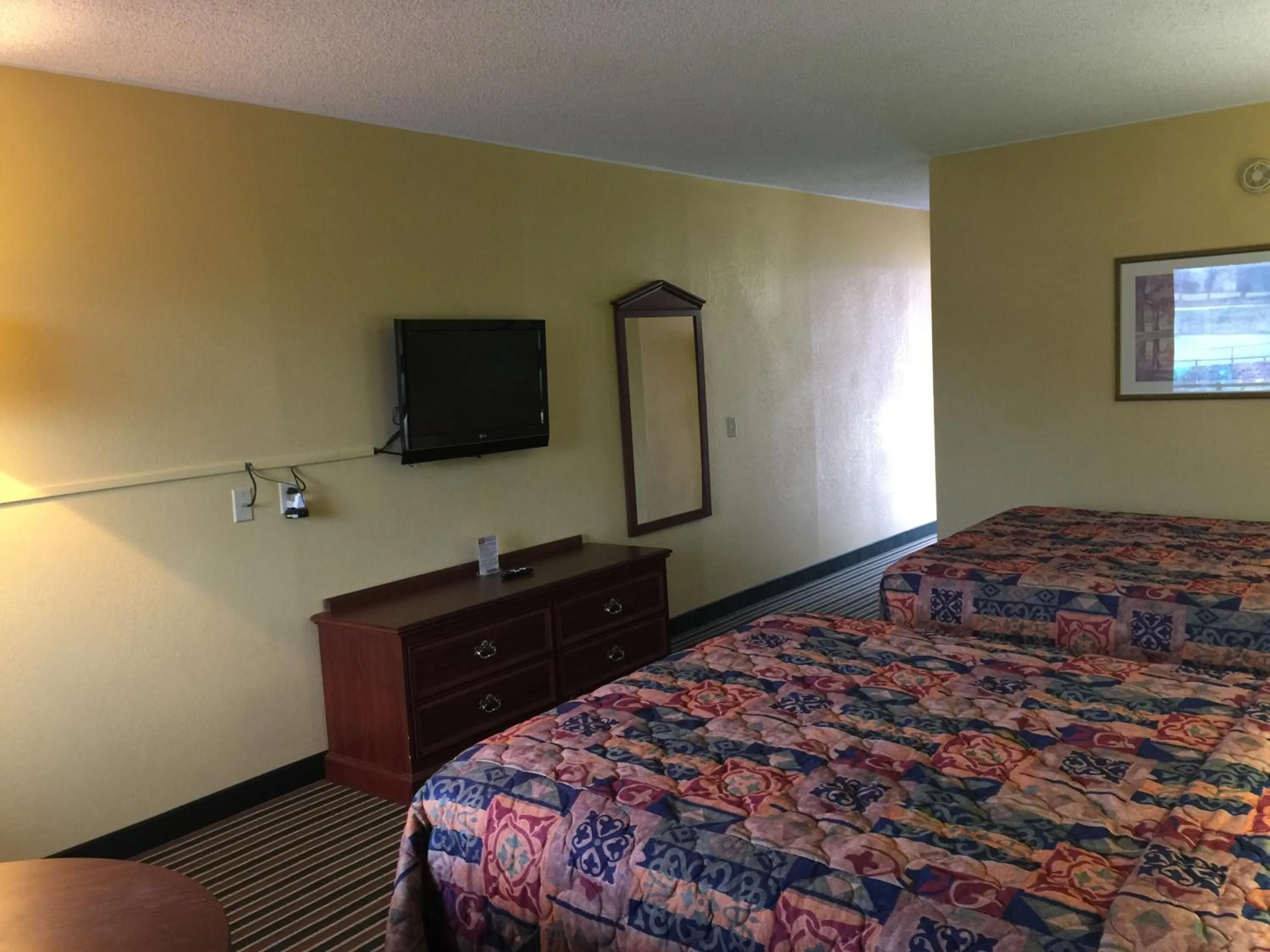 Photo of the whole room, Bed in Family Budget Inn Harrison