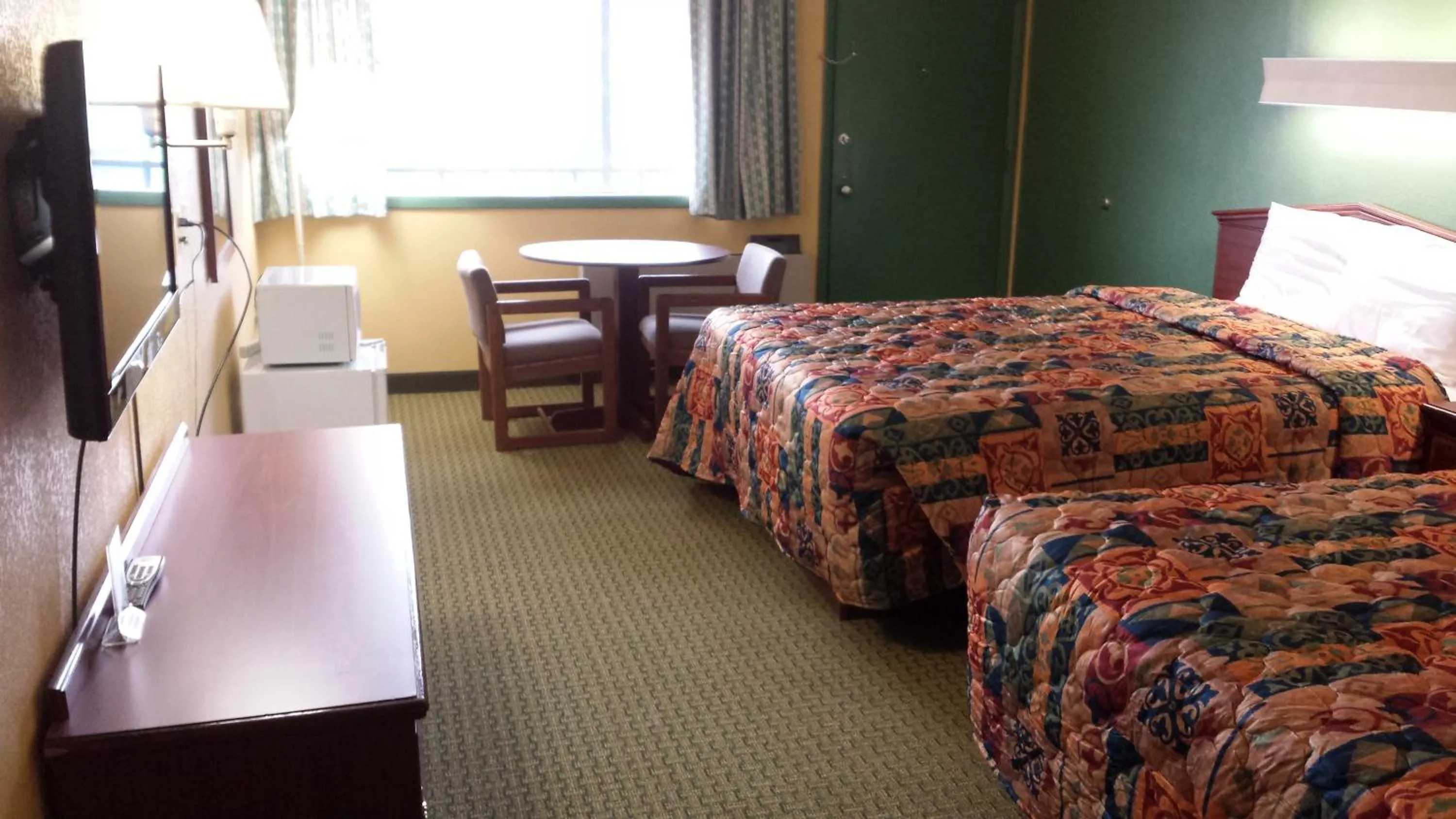 Bedroom, Bed in Family Budget Inn Harrison