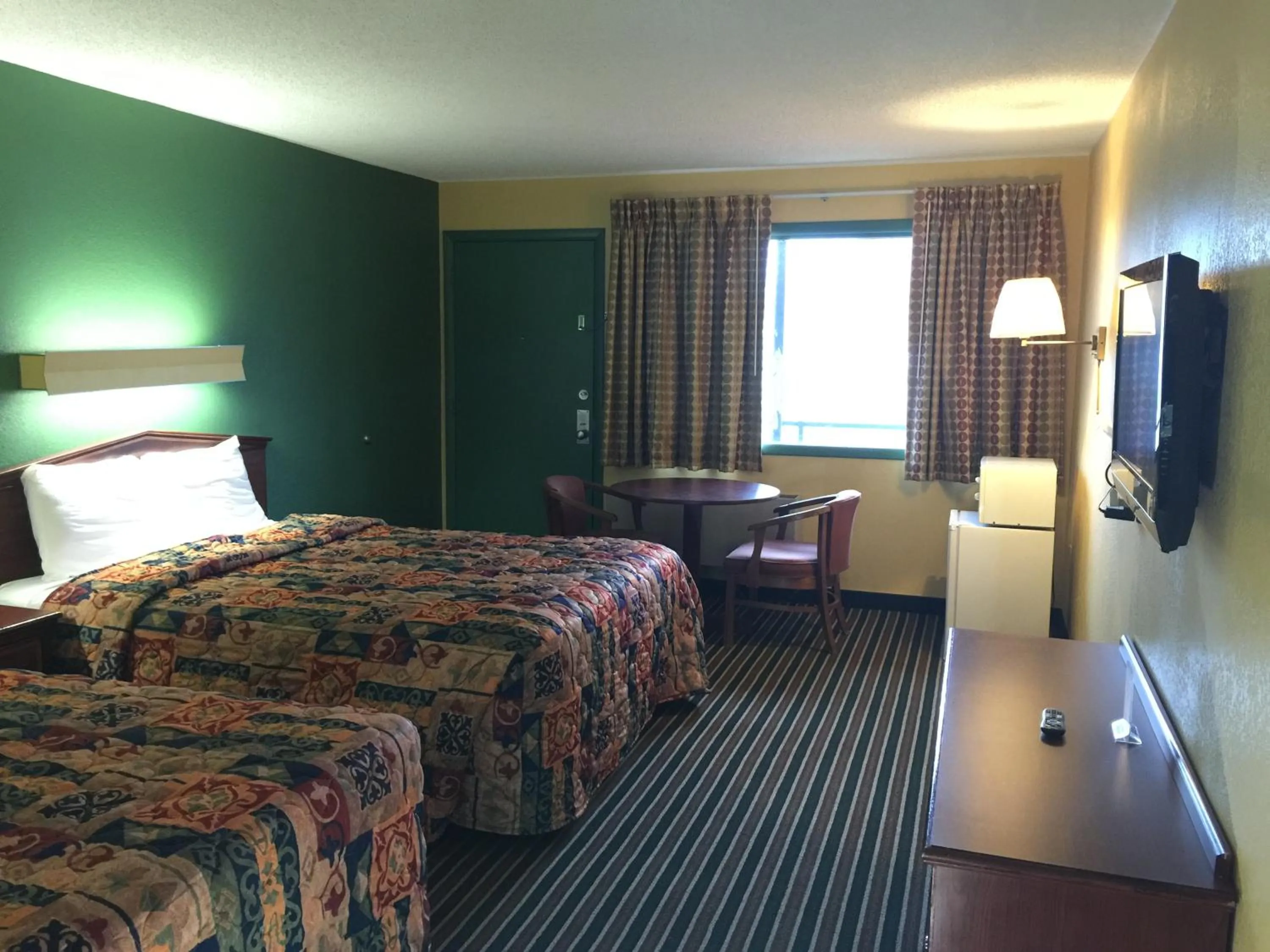 Photo of the whole room, Bed in Family Budget Inn Harrison