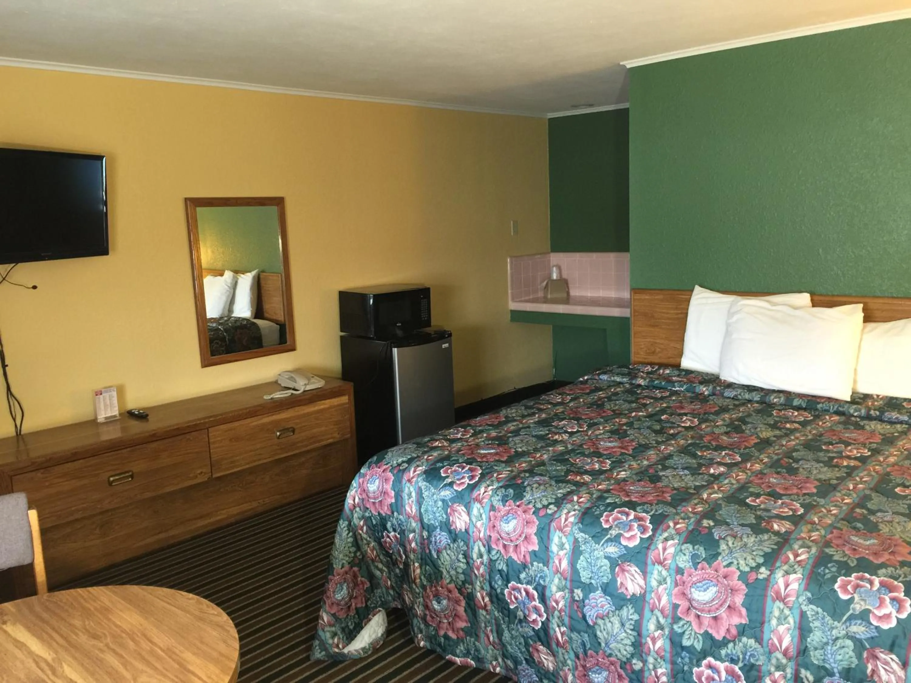 Photo of the whole room, Bed in Family Budget Inn Harrison