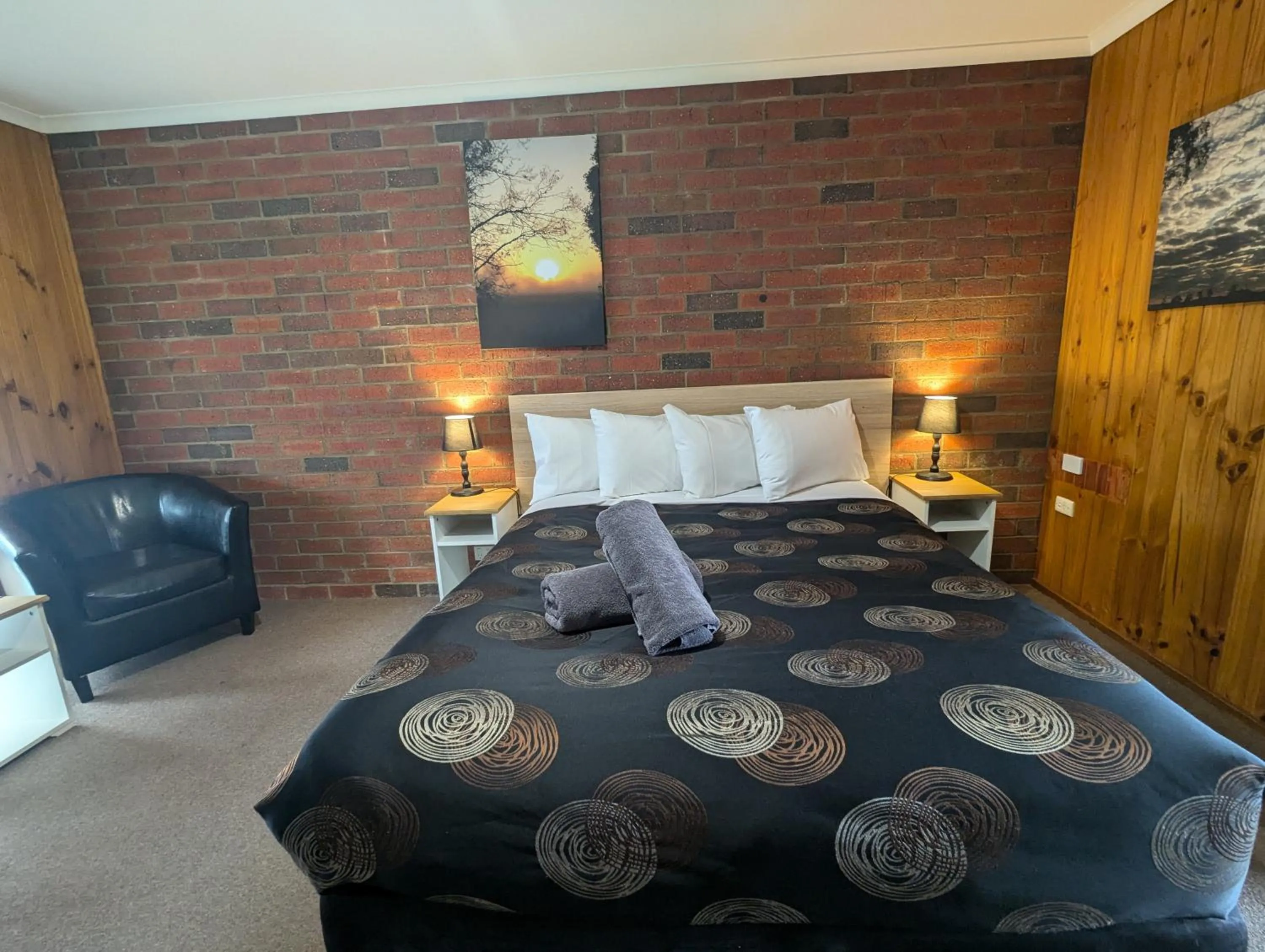 Bed in Kyabram Country Motel