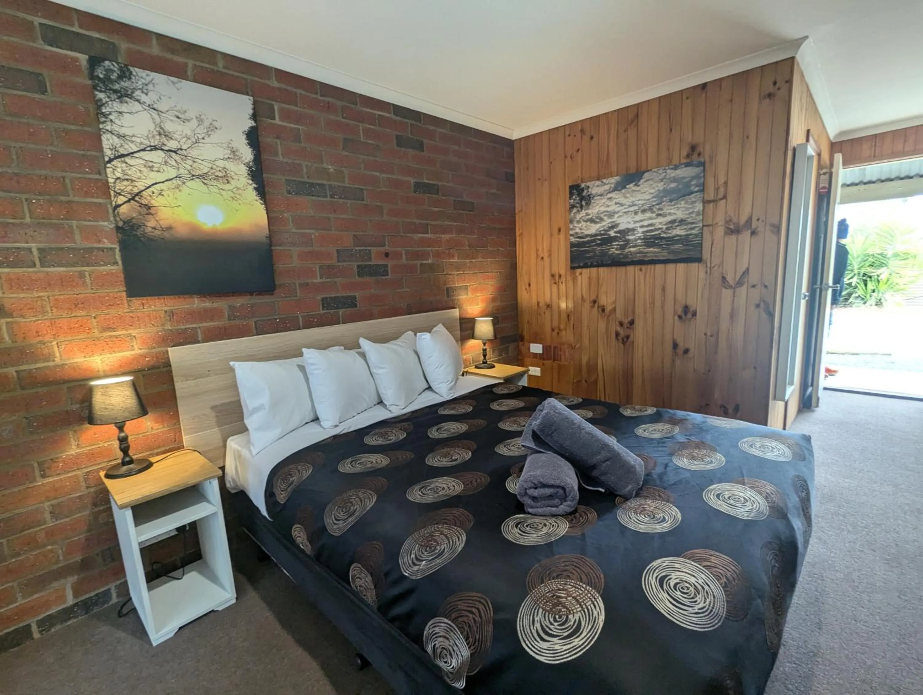 Bed in Kyabram Country Motel