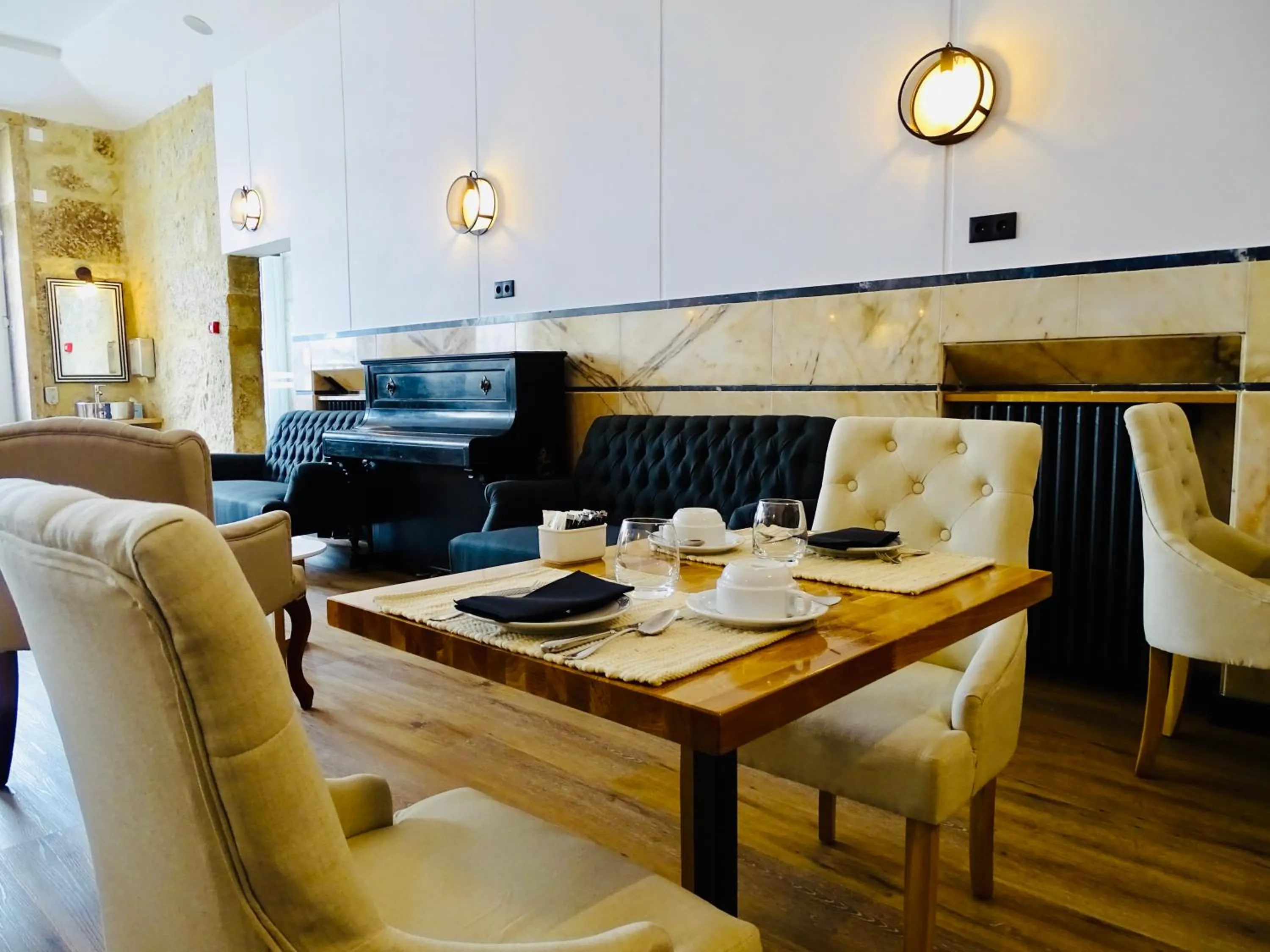 Restaurant/places to eat in Poveira Hotel