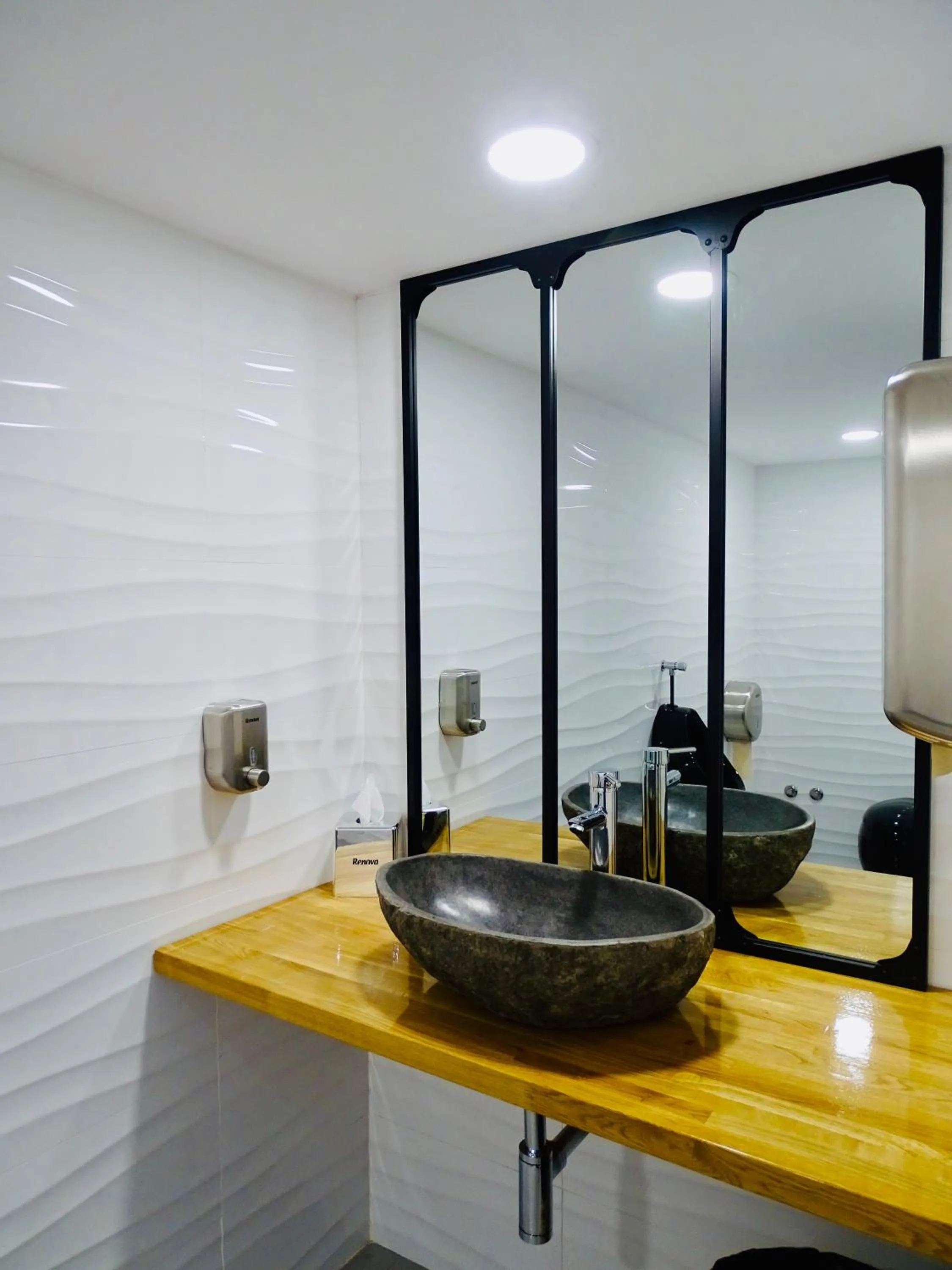 Communal lounge/ TV room in Poveira Hotel