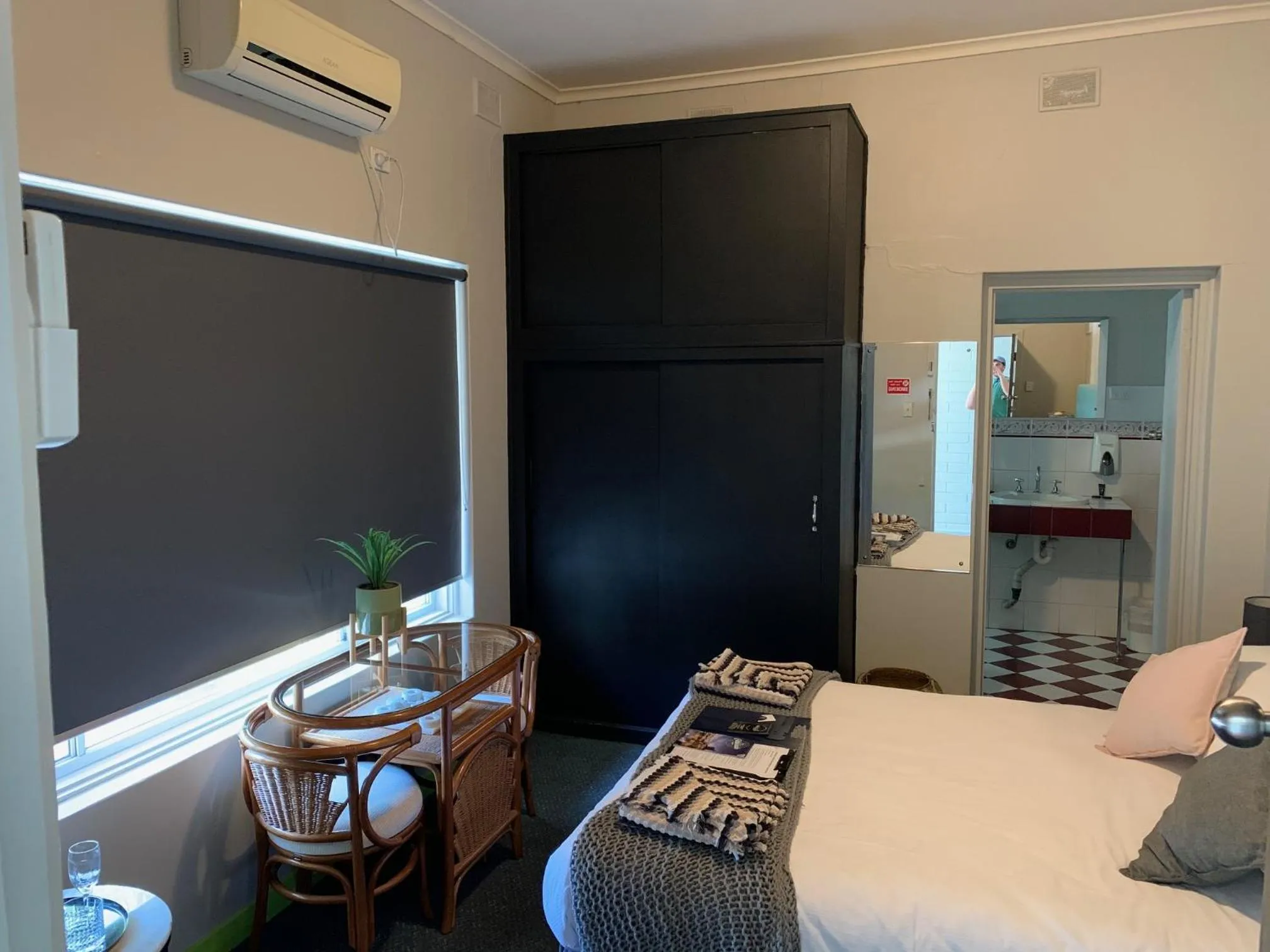 Bed in Hello Adelaide Motel and Apartments