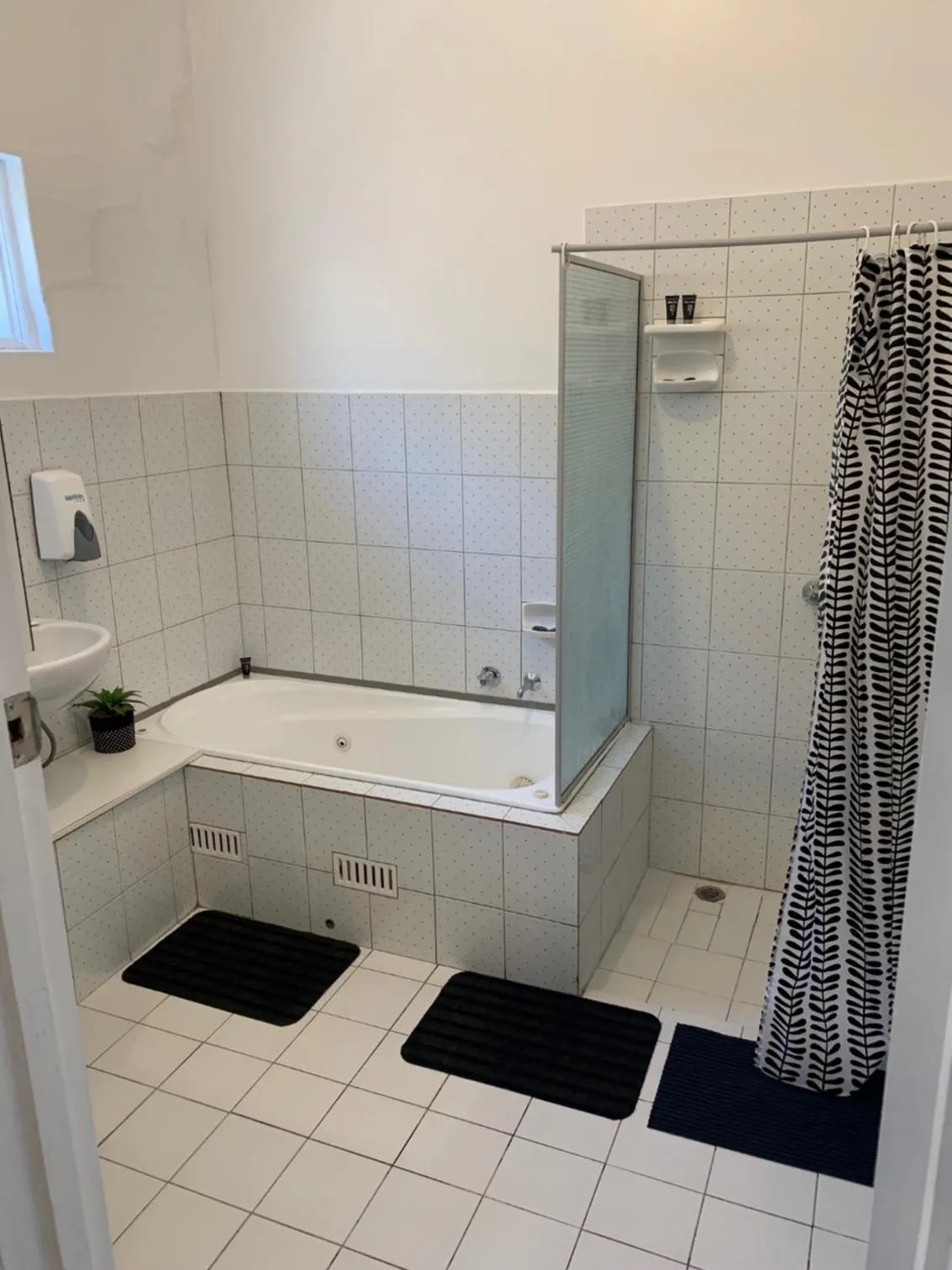 Bathroom in Hello Adelaide Motel and Apartments