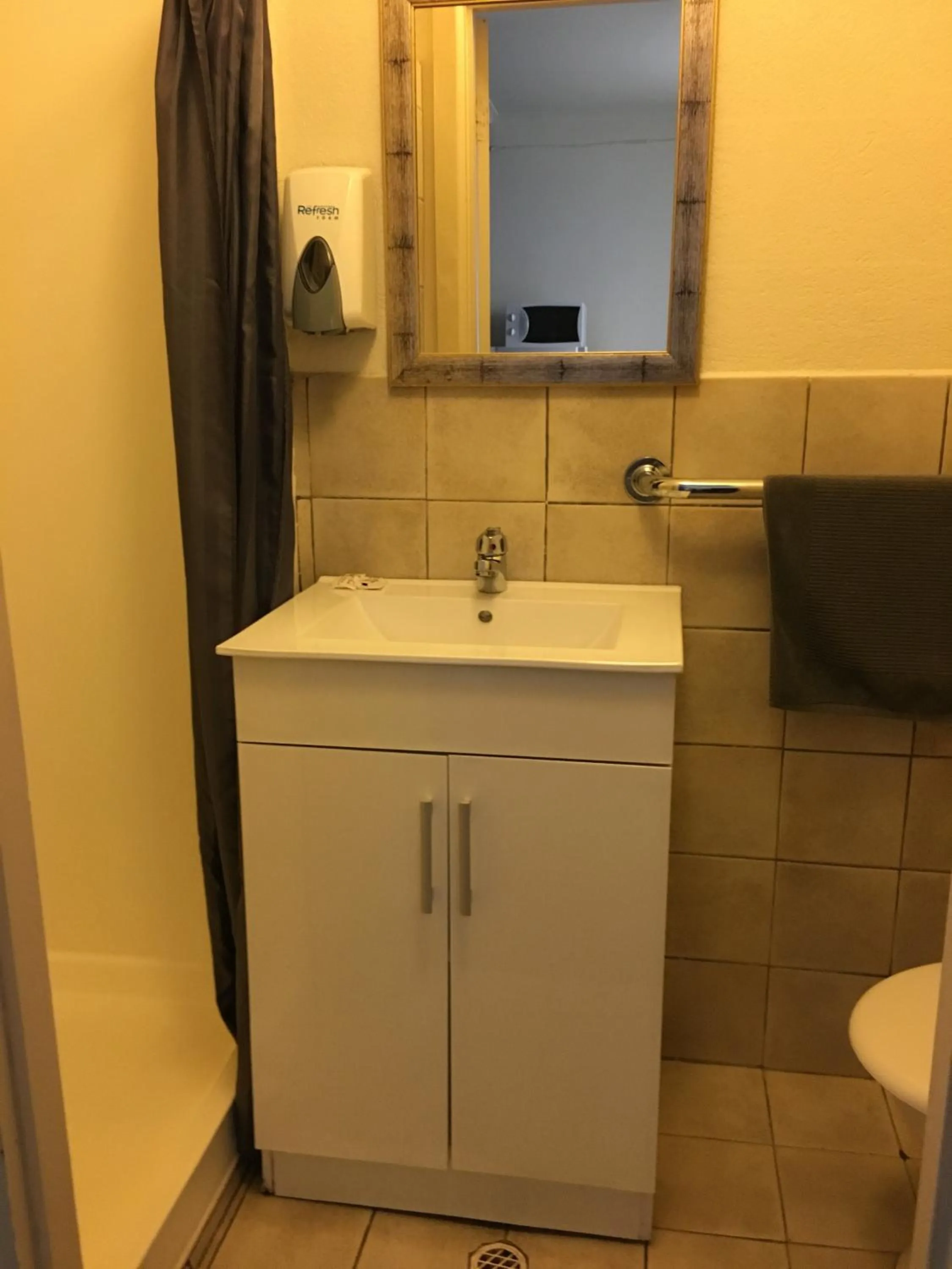 Shower in Hello Adelaide Motel and Apartments