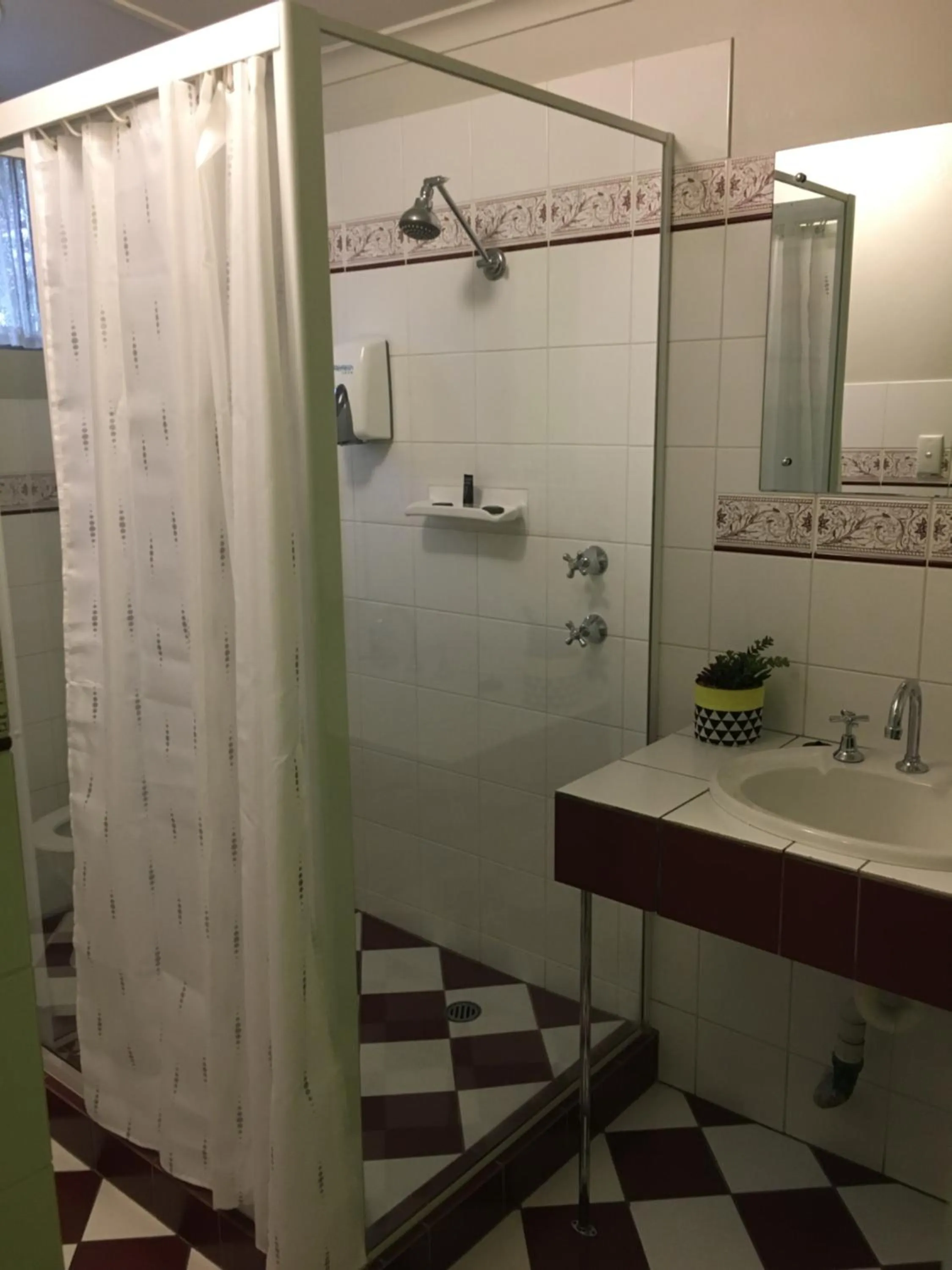 Bathroom in Hello Adelaide Motel and Apartments