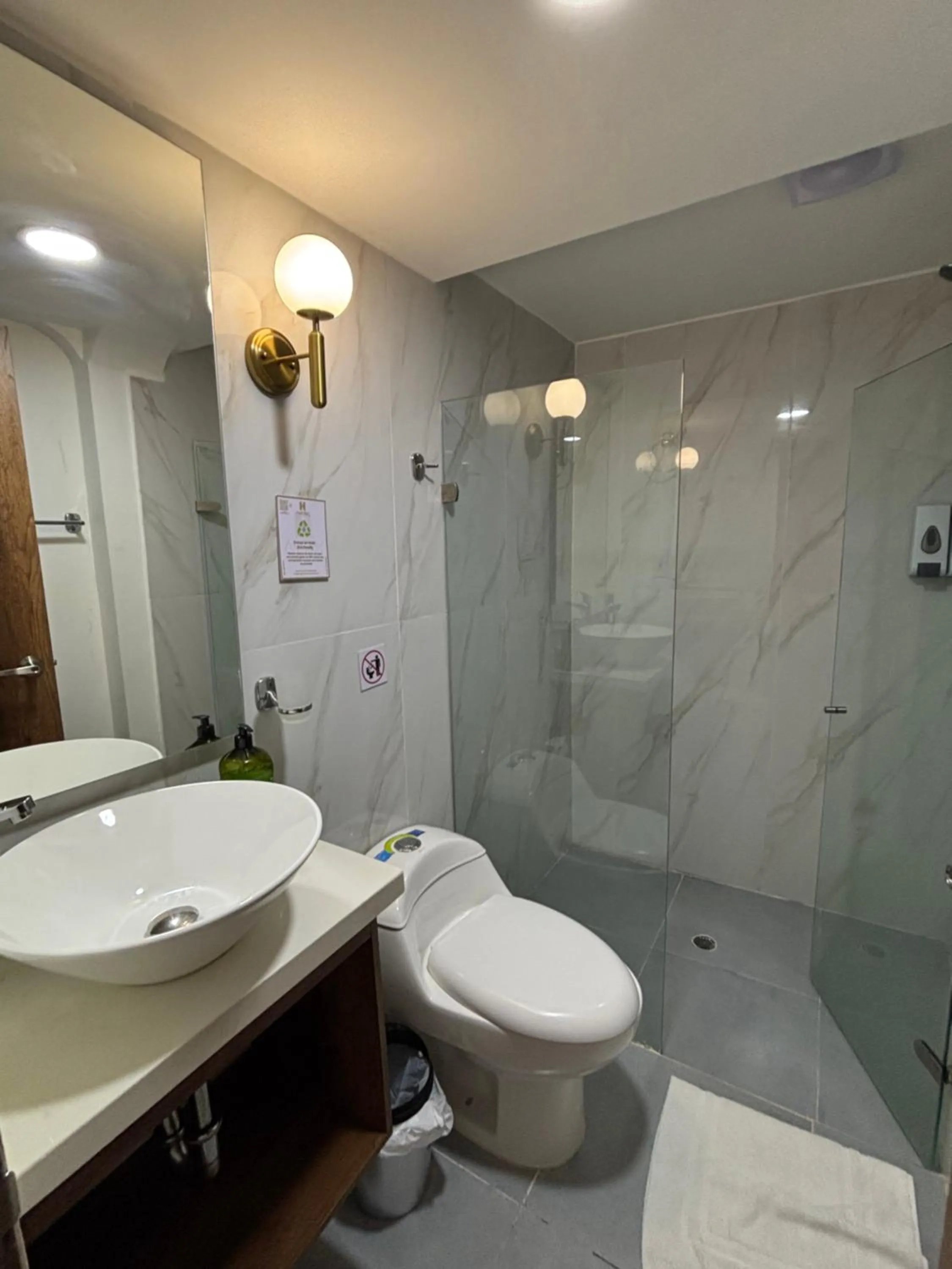 Shower in Hotel Amoek