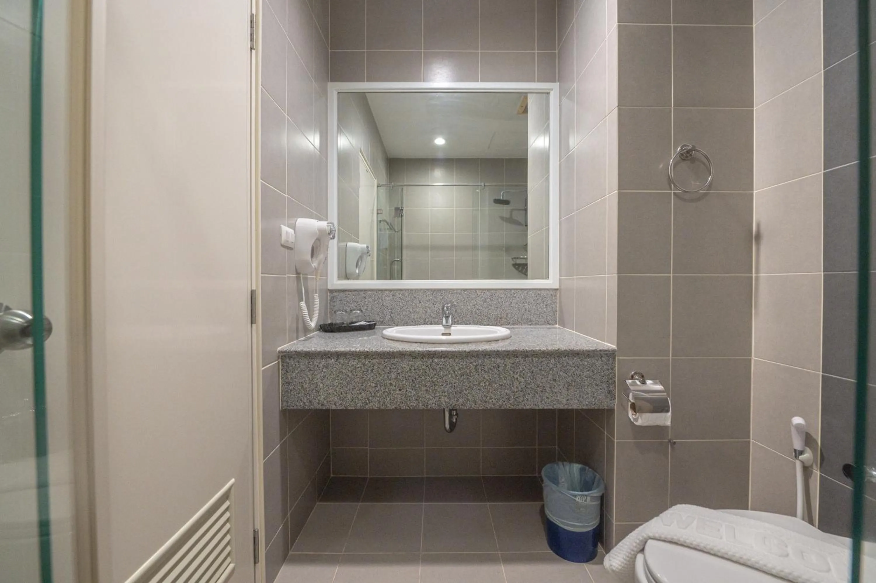 Toilet in Eco Hotel by Thammasat