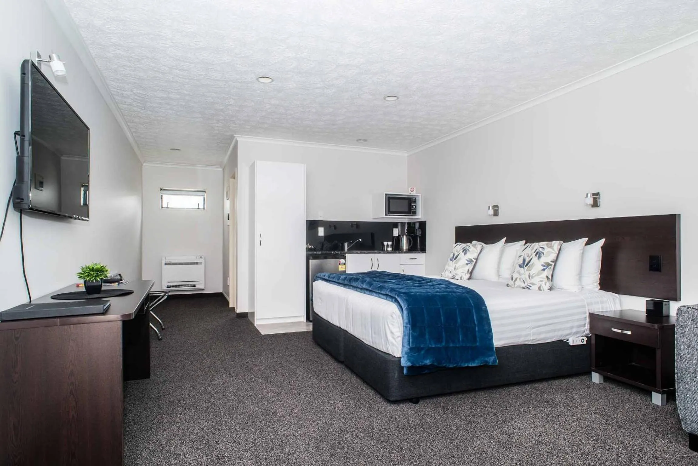 Bed in White Heron Motor Lodge