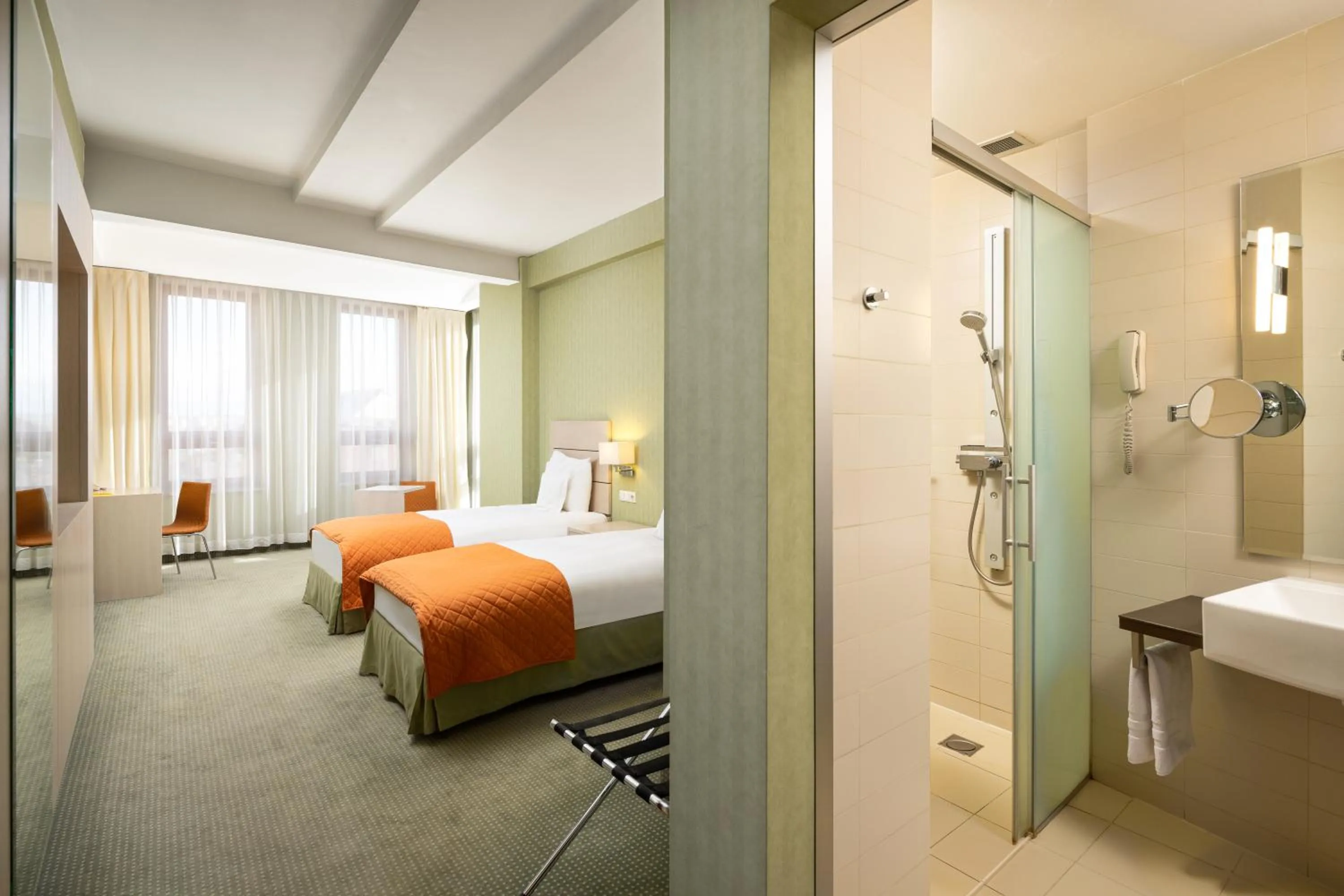 Bathroom, Bed in Hotel Golden Tulip Ana Tower Sibiu