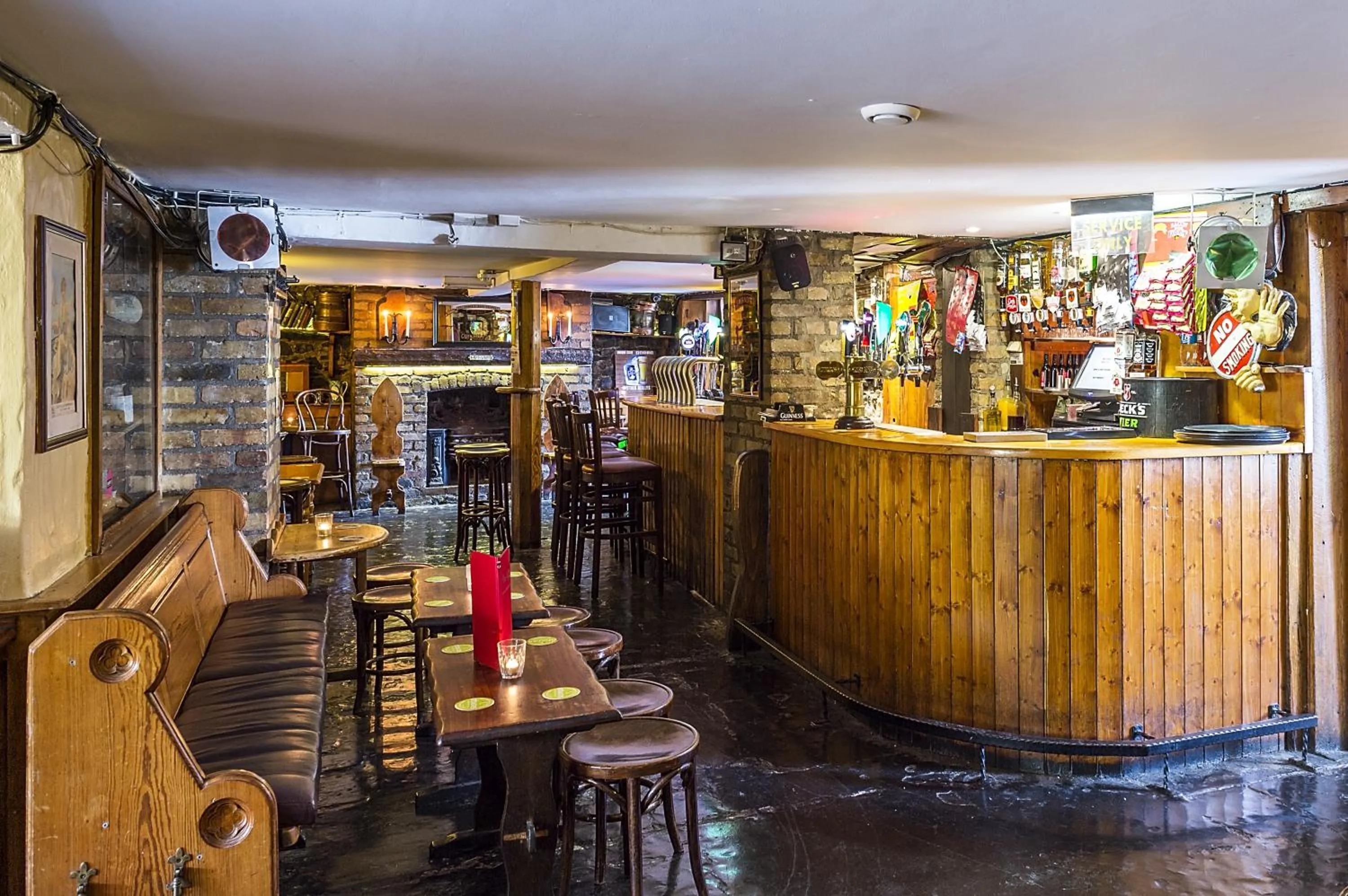 Restaurant/places to eat in Uppercross House Hotel