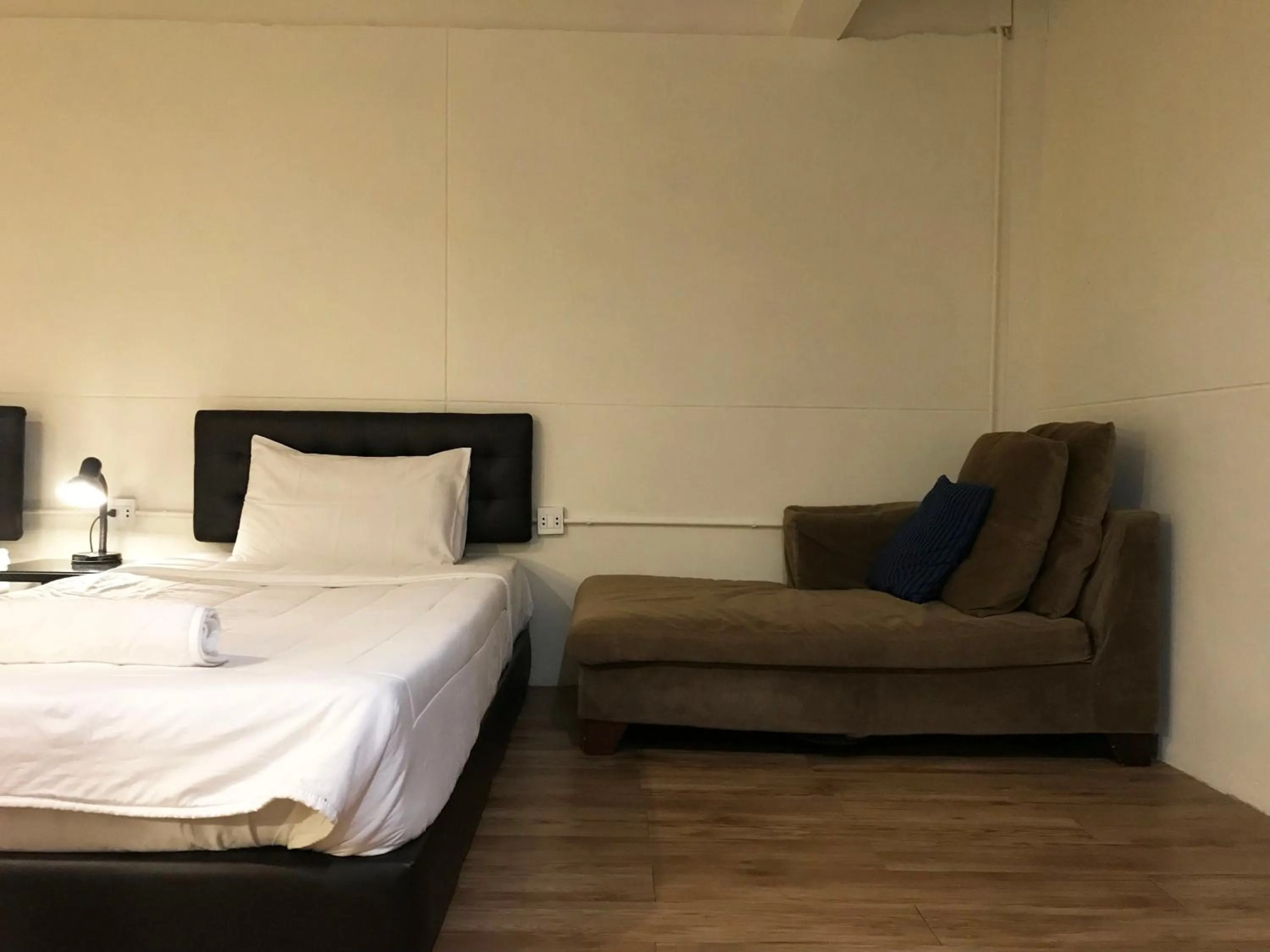 Bed in Boundary Hostel and Cafe