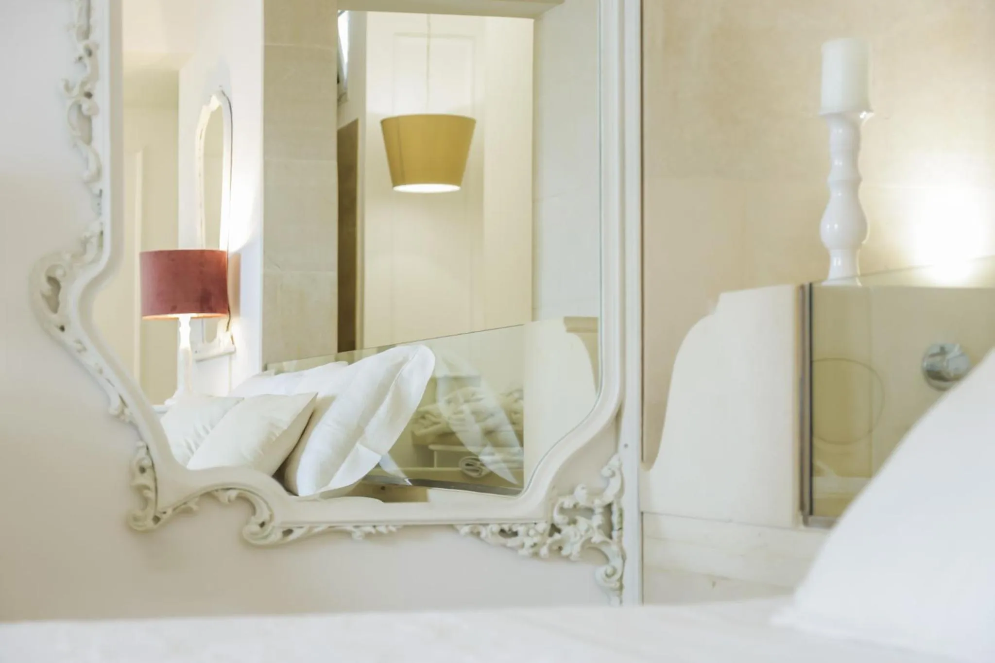 Photo of the whole room, Bed in Sea Suites