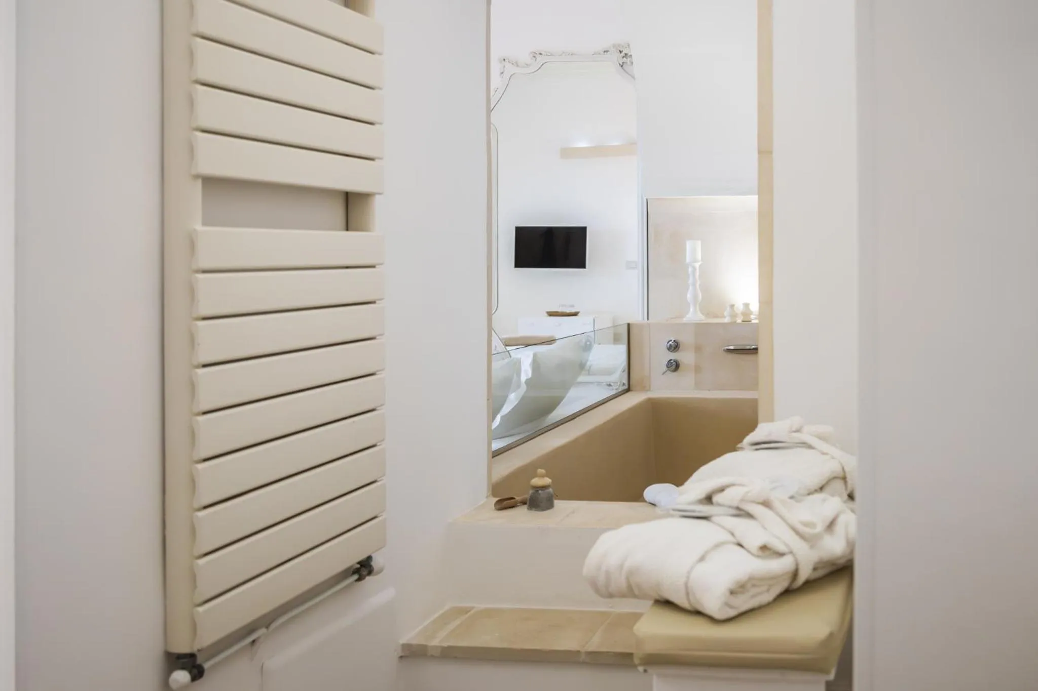 Hot Tub, Bed in Sea Suites