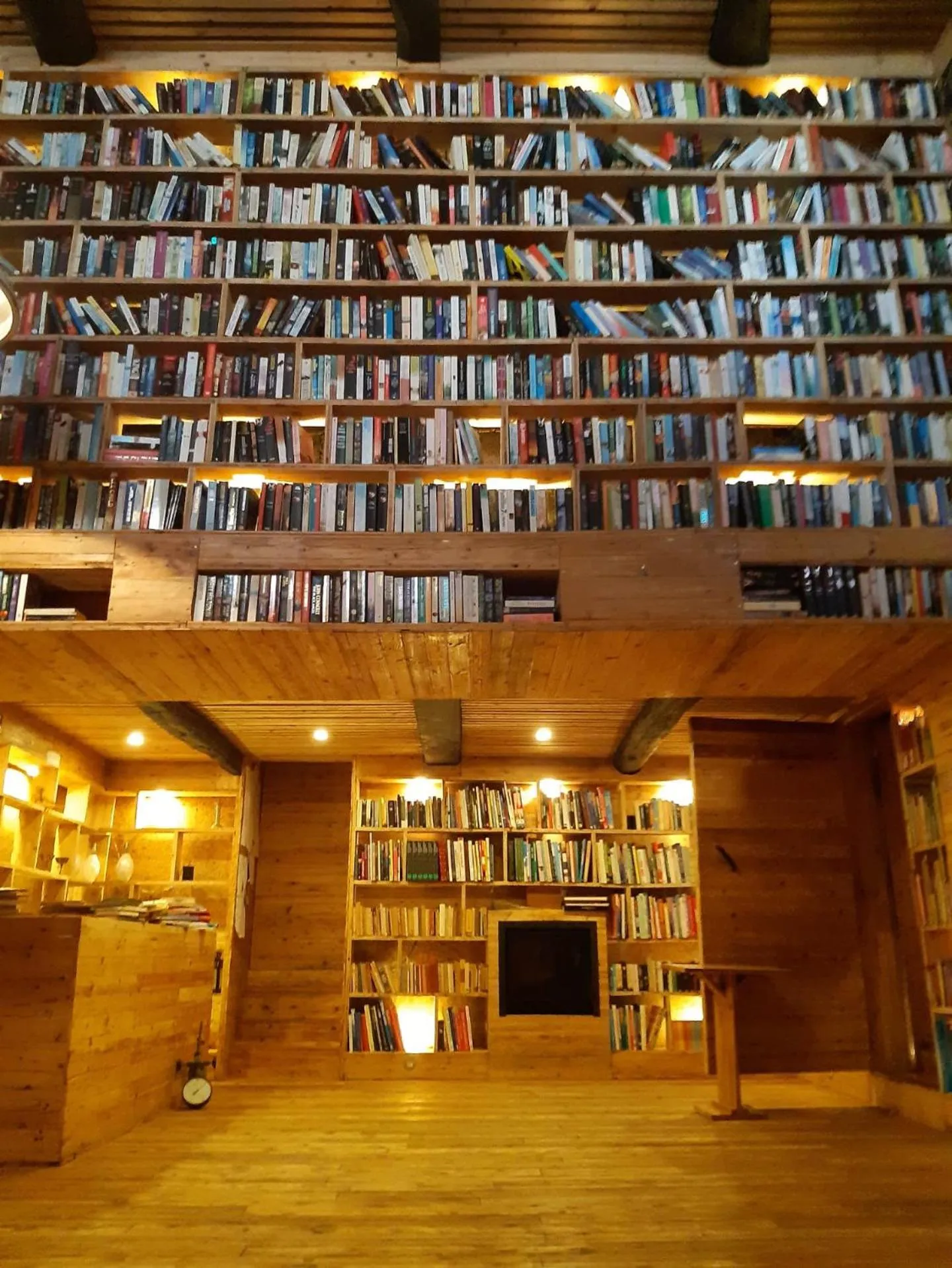 Communal lounge/ TV room in The Literary Man Obidos Hotel