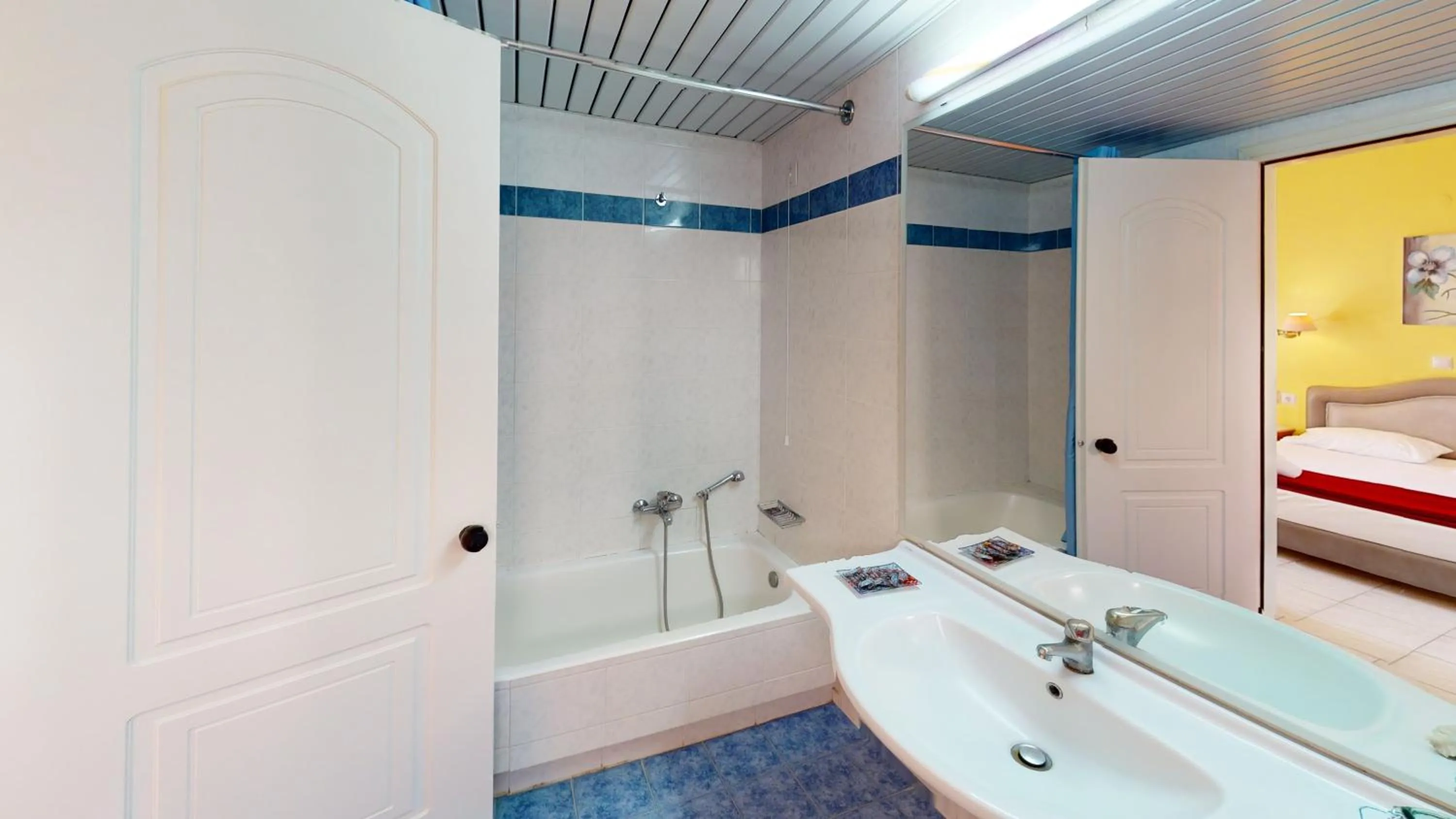 Bathroom, Bed in Dedalos Beach Hotel