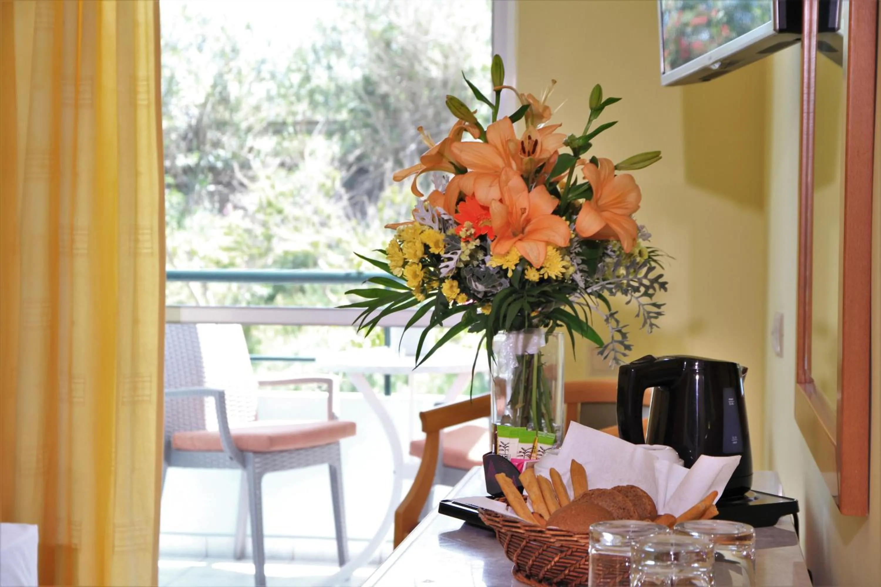 Coffee/tea facilities in Dedalos Beach Hotel