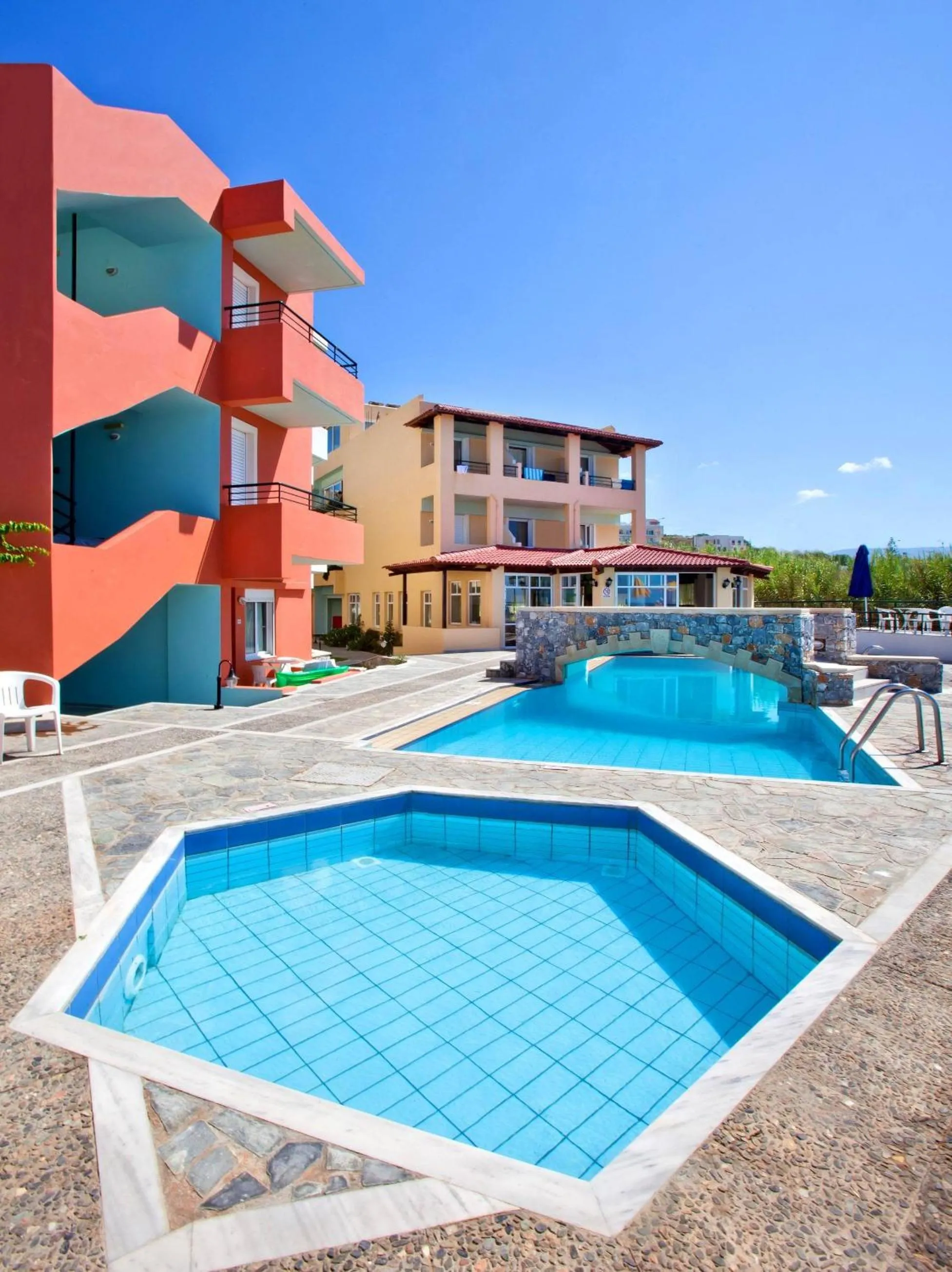 Swimming pool in Dedalos Beach Hotel