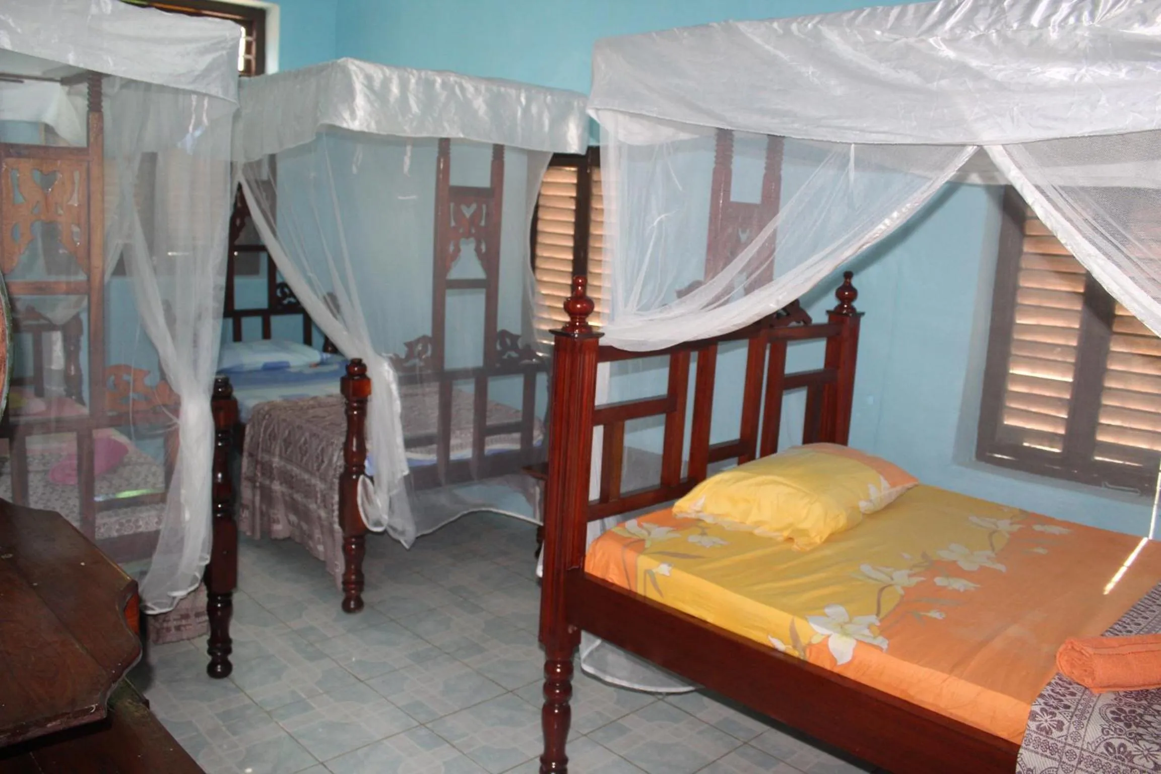 Photo of the whole room, Bed in Bottoms Up