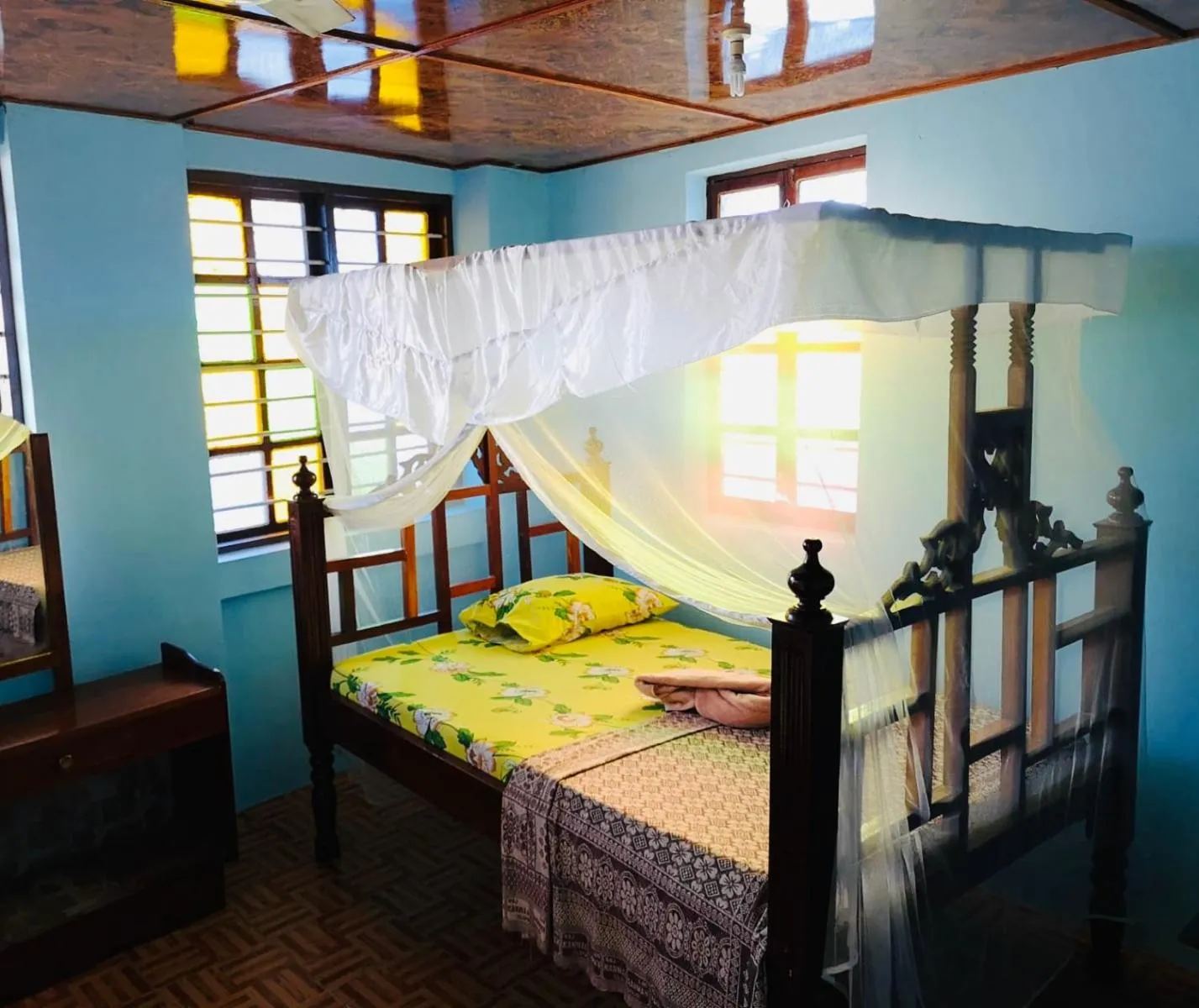 Bedroom, Bed in Bottoms Up