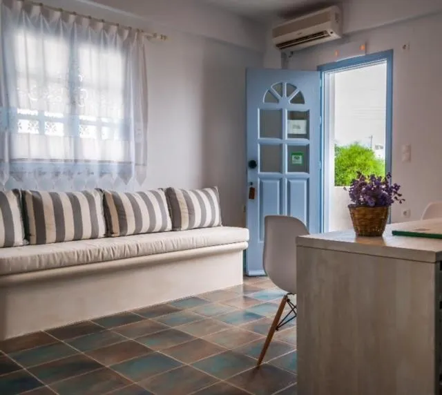 Communal lounge/ TV room in Hotel Ippocampos Studios