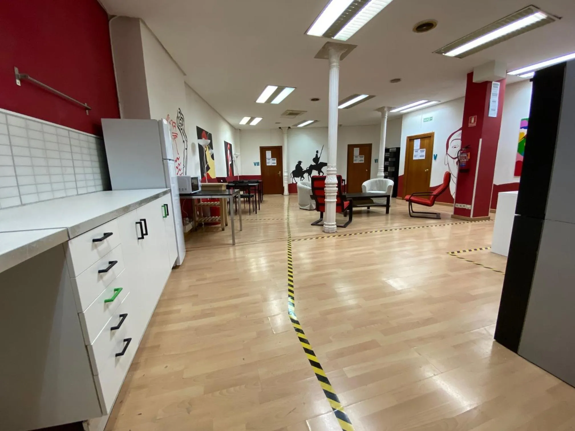 Communal lounge/ TV room in Bed Madrid Rooms by Bossh! Hotels