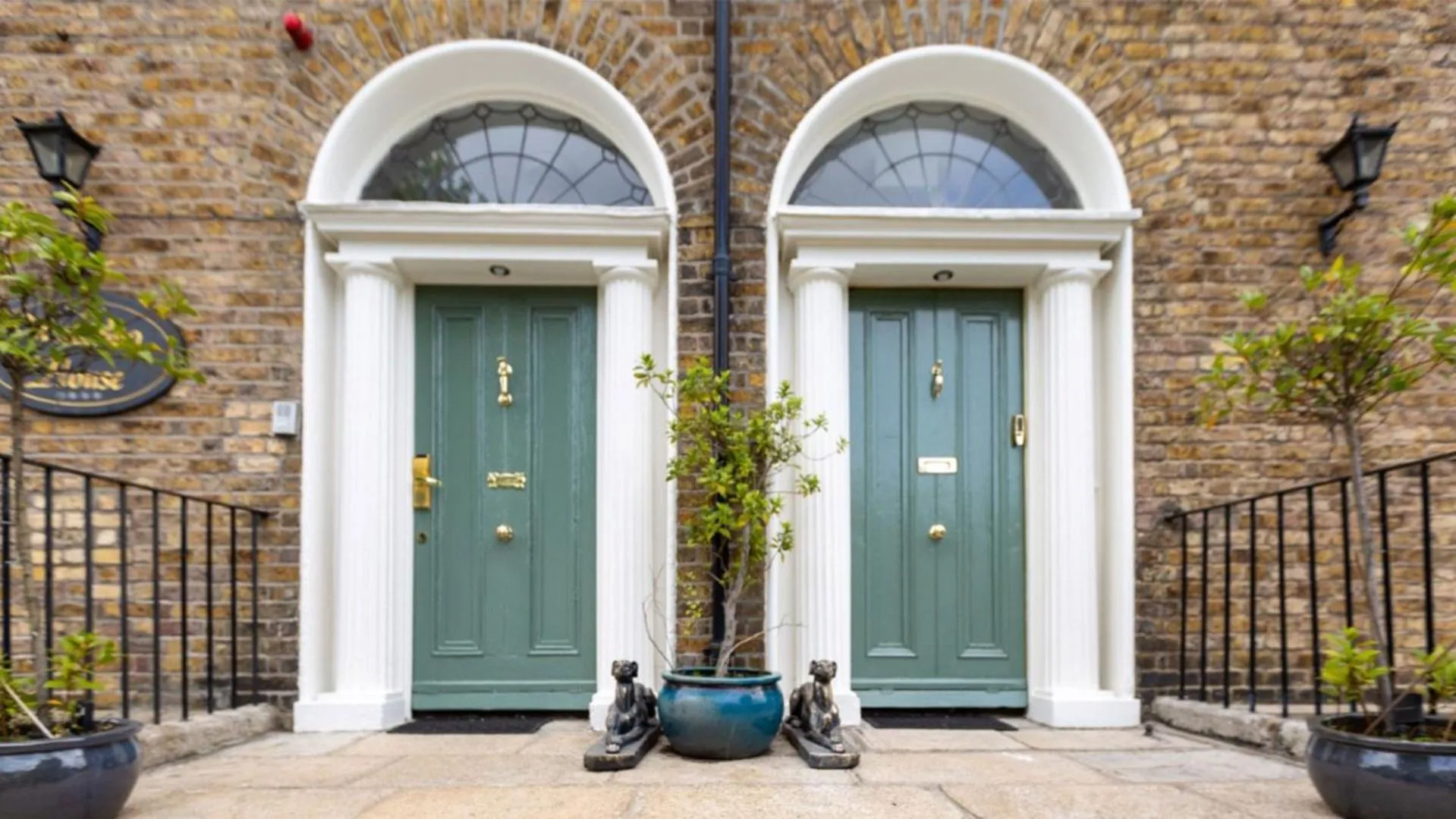 Waterloo Town House & Suites