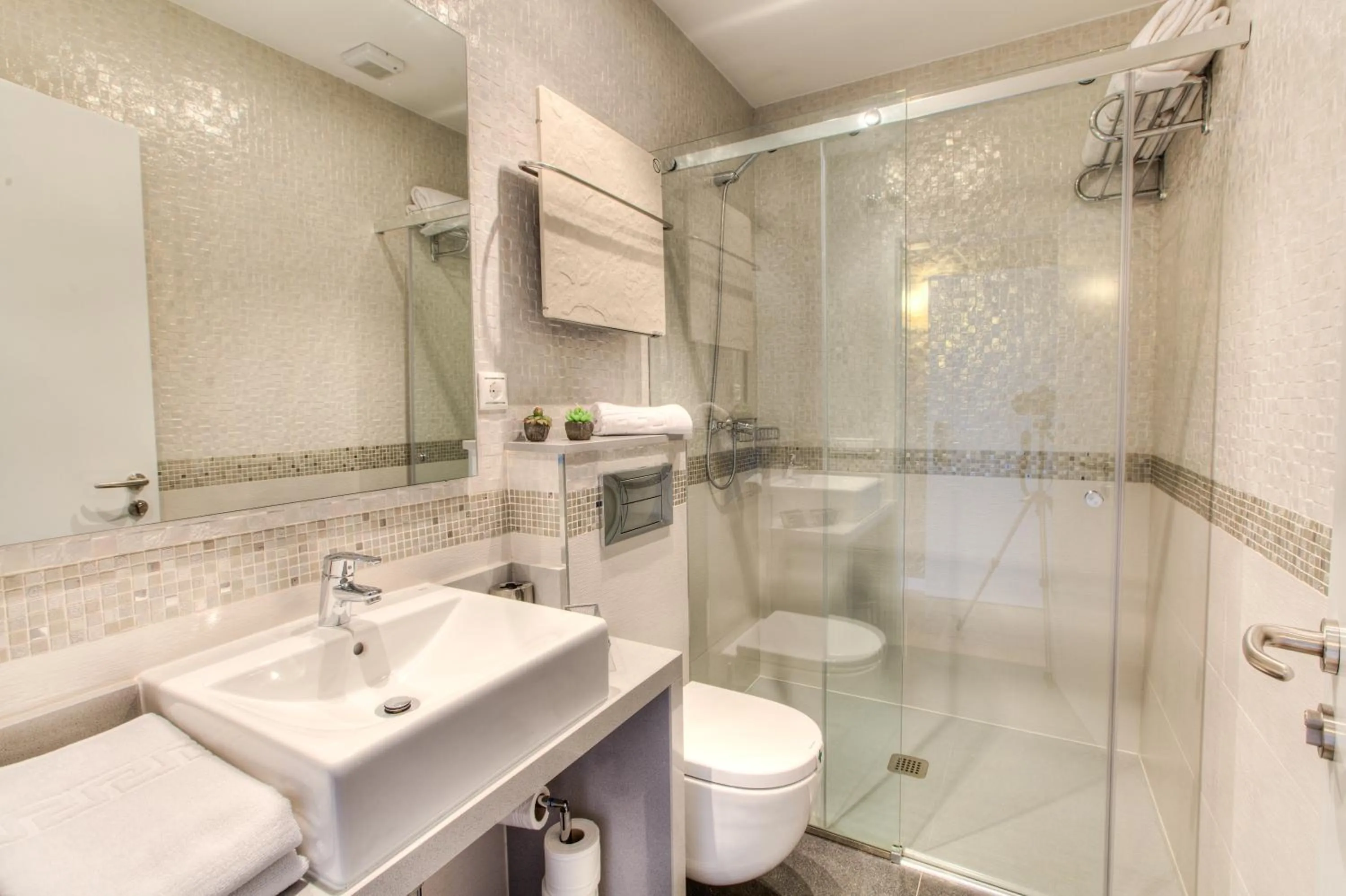 Shower in Hotel Montenegro Compostela