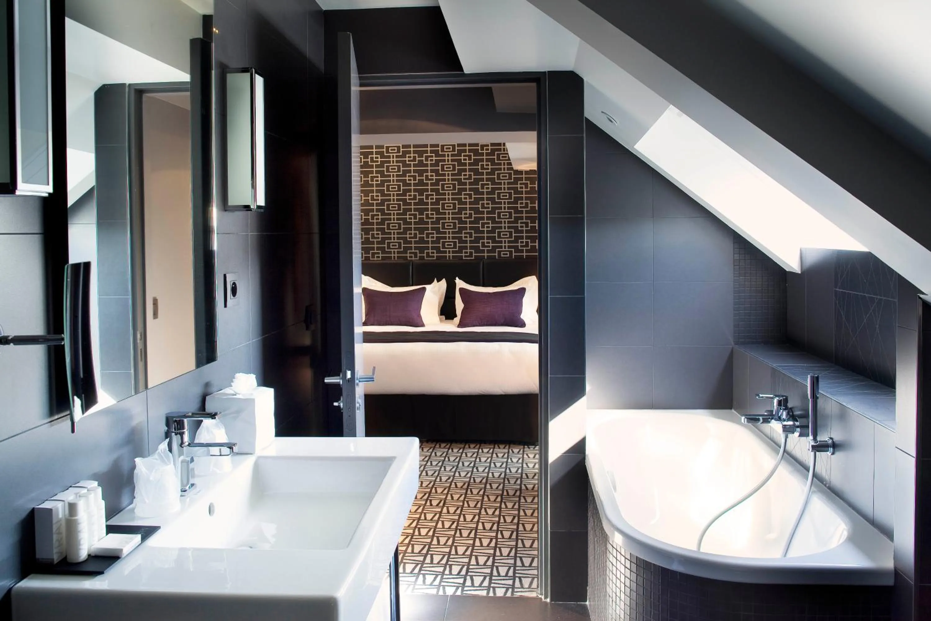 Photo of the whole room, Bed in Le Grey Hotel