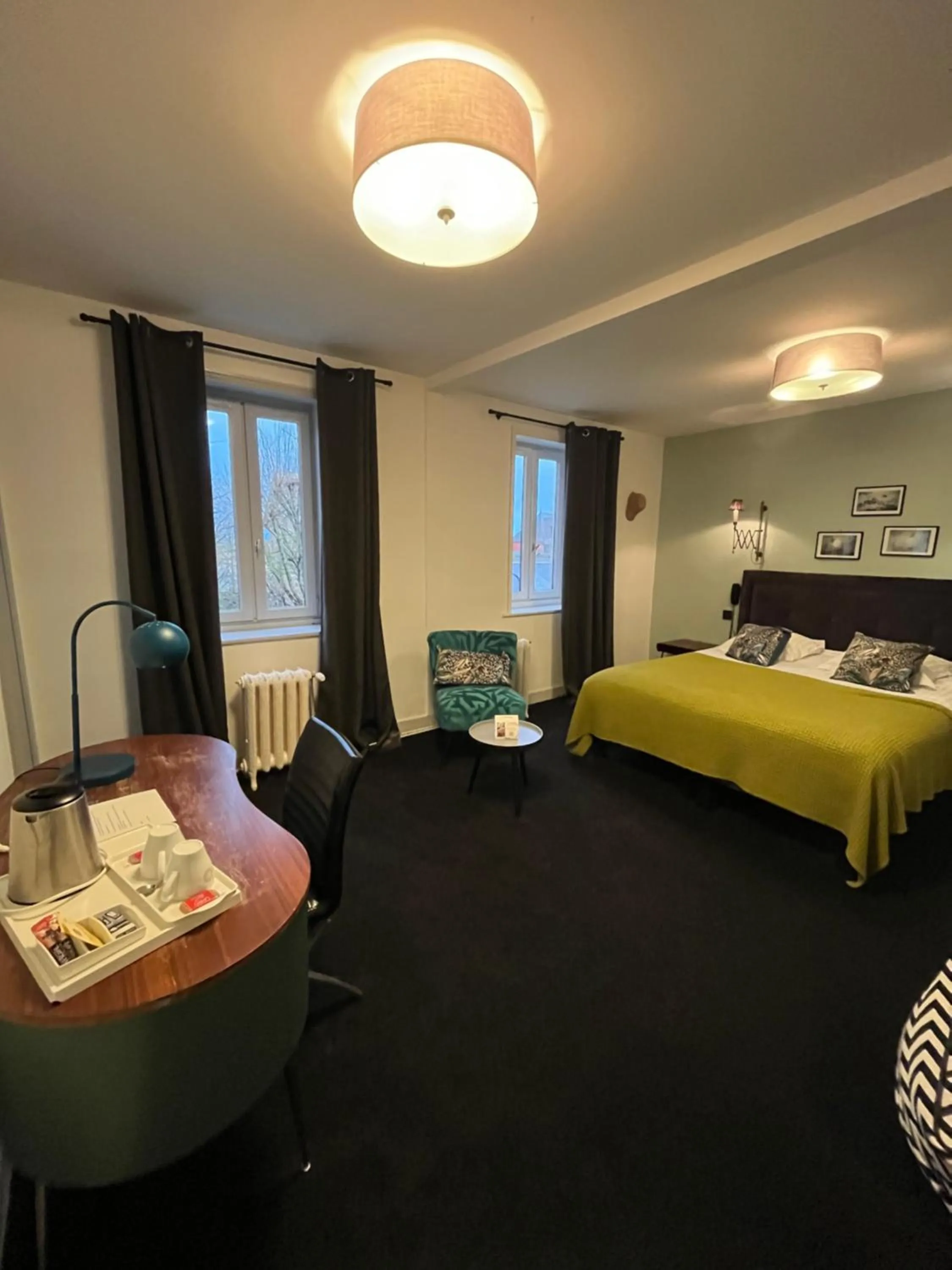 Photo of the whole room, Bed in The Originals Boutique, Hôtel La Colonne de Bronze, Saint-Valéry-sur-Somme