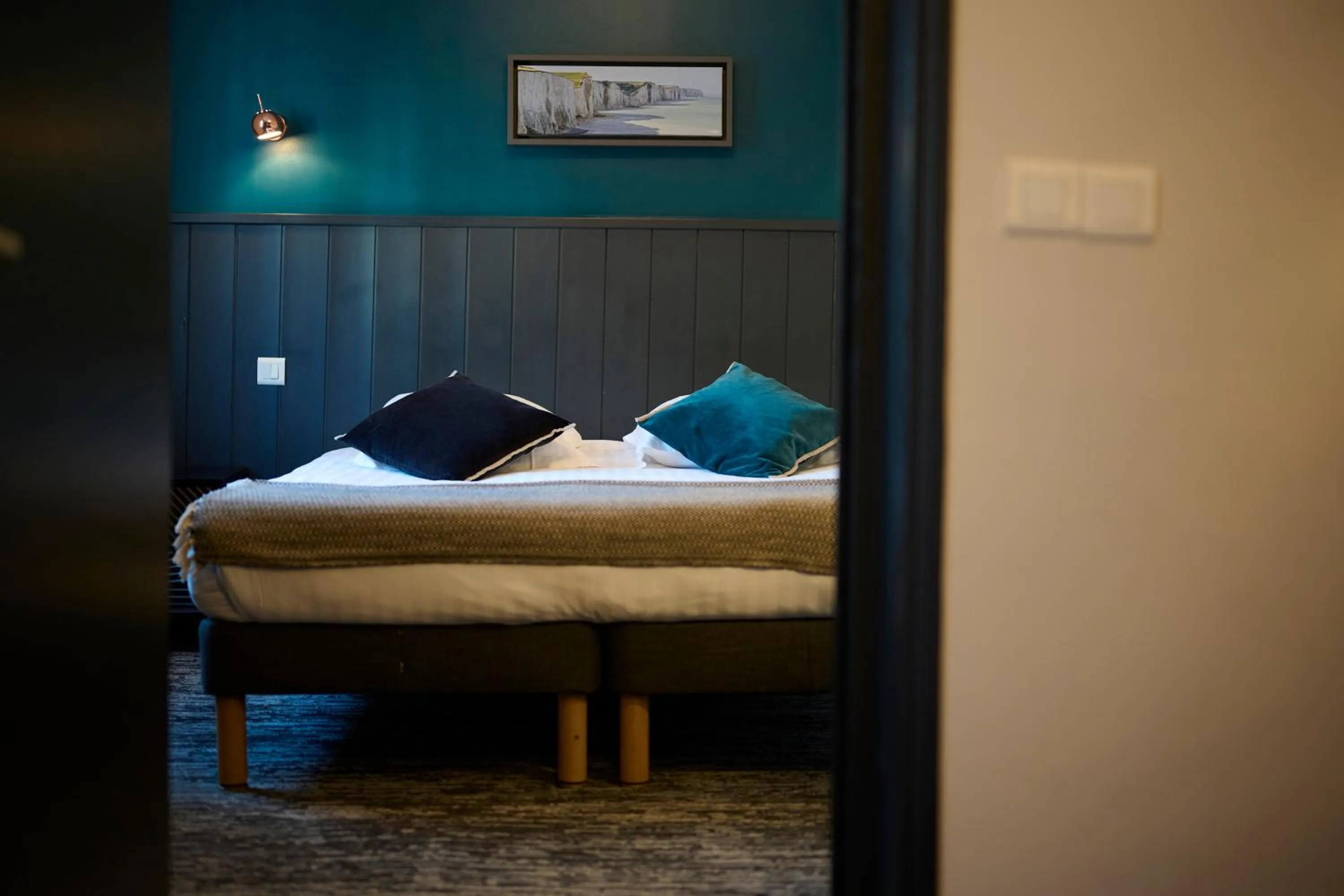 Photo of the whole room, Bed in The Originals Boutique, Hôtel La Colonne de Bronze, Saint-Valéry-sur-Somme