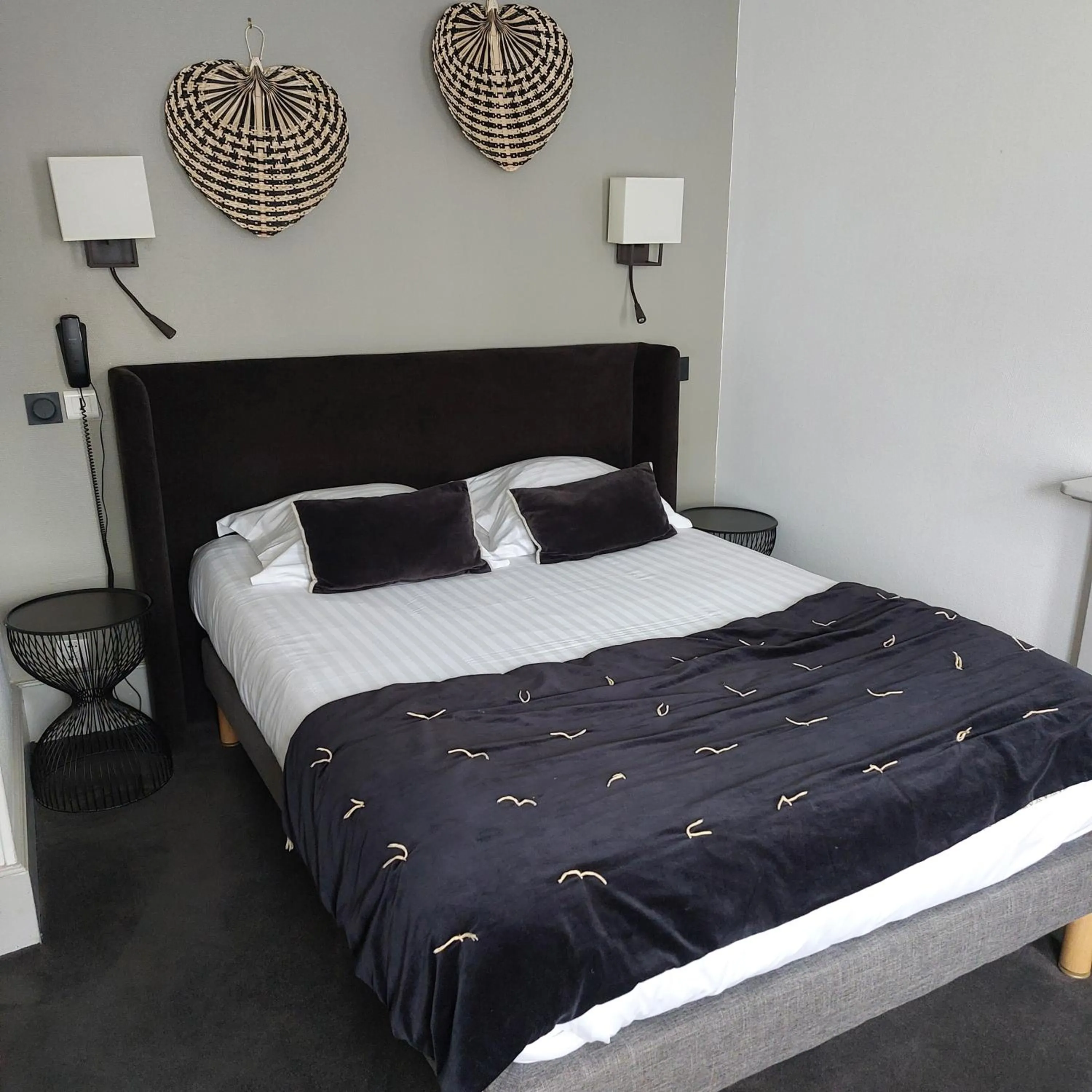 Photo of the whole room, Bed in The Originals Boutique, Hôtel La Colonne de Bronze, Saint-Valéry-sur-Somme