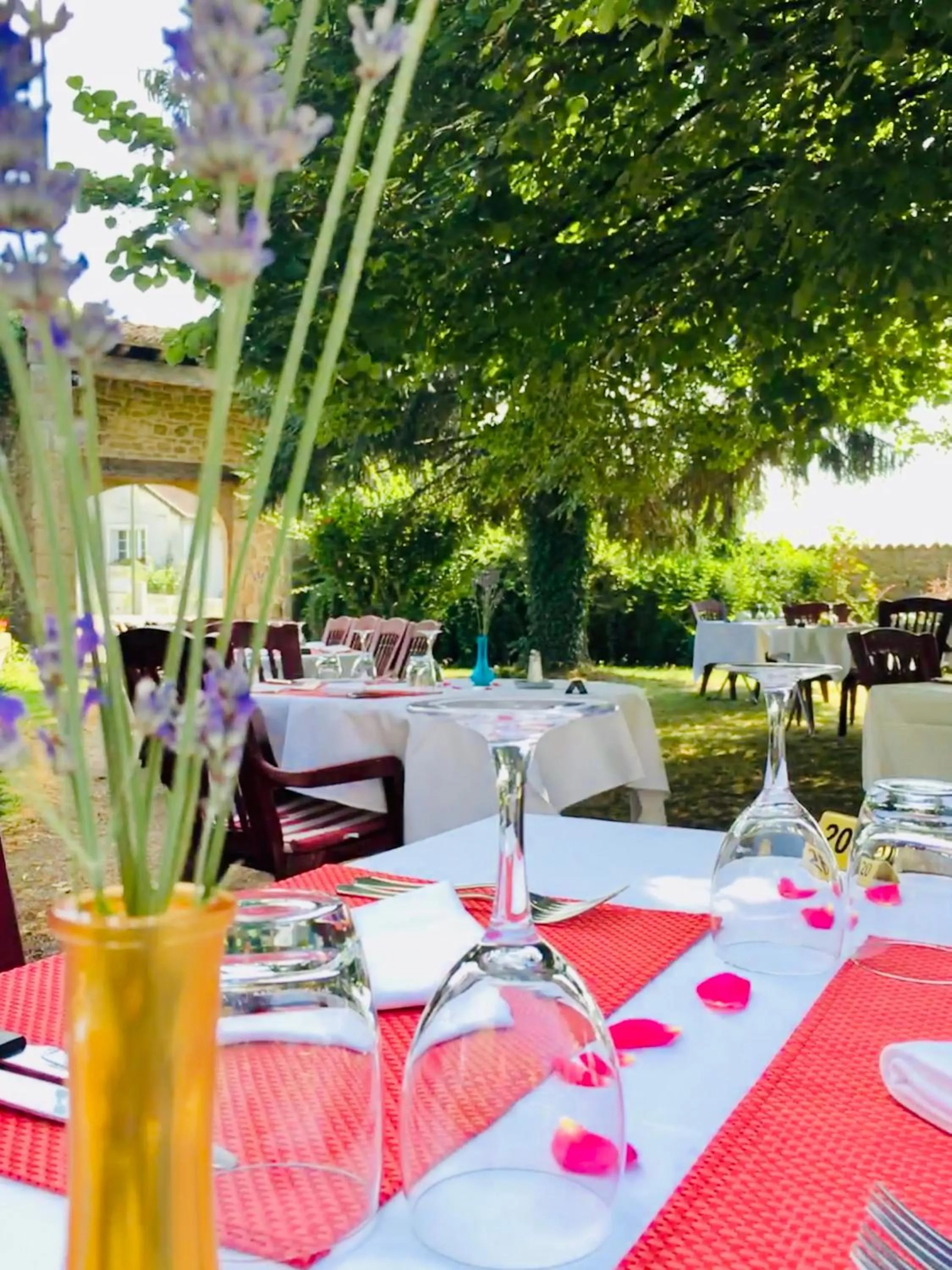 Restaurant/Places to Eat in Manoir Henri IV