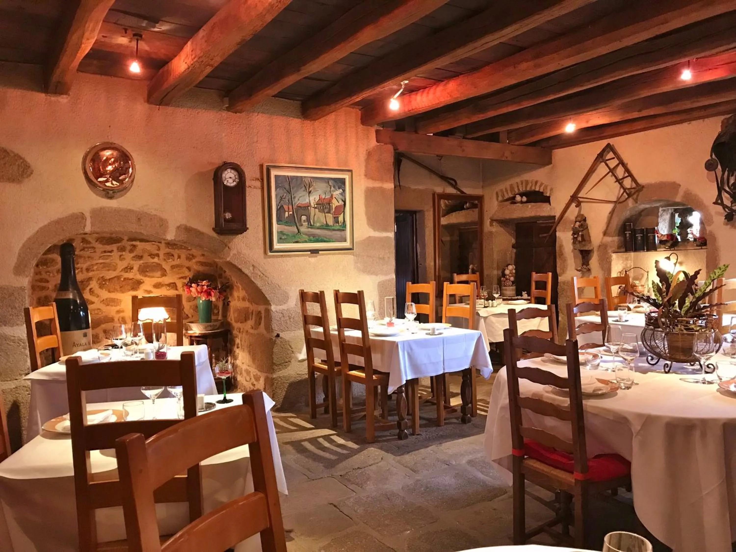 Restaurant/Places to Eat in Manoir Henri IV
